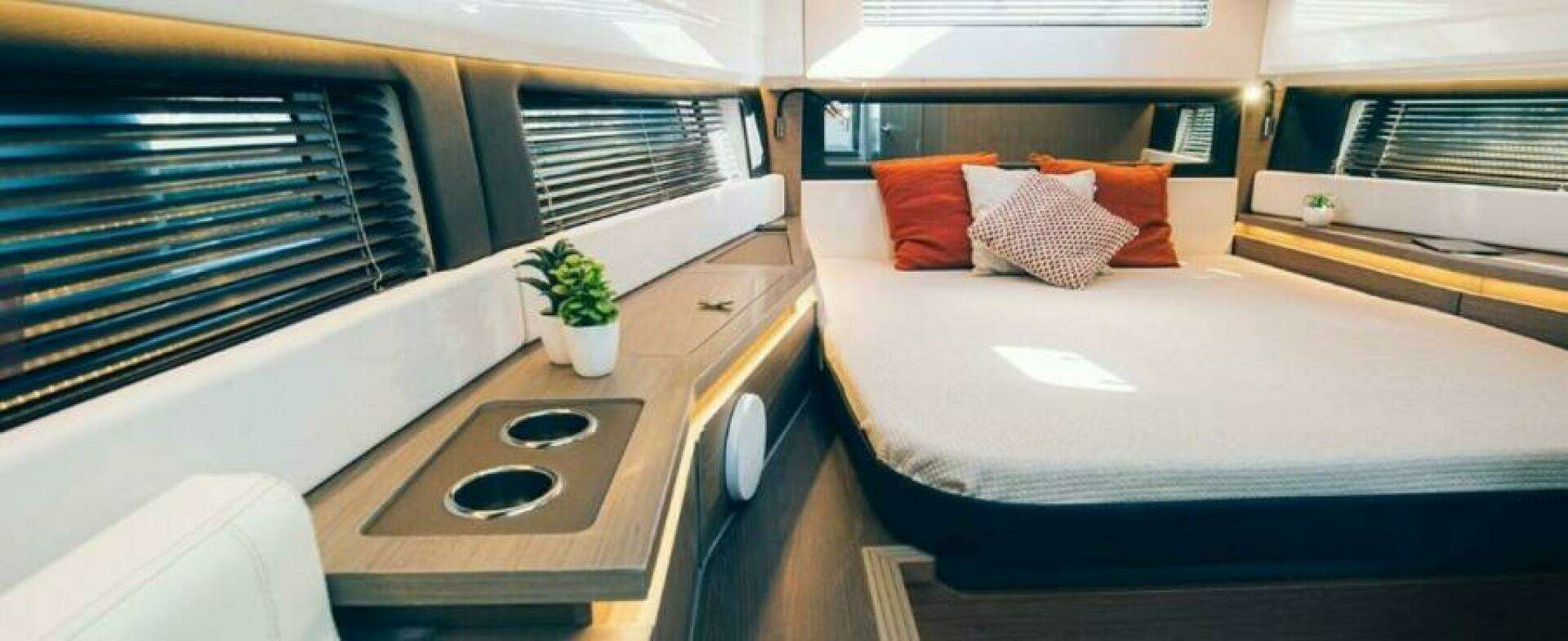 2025 Wellcraft 38 Explorer - Image 9