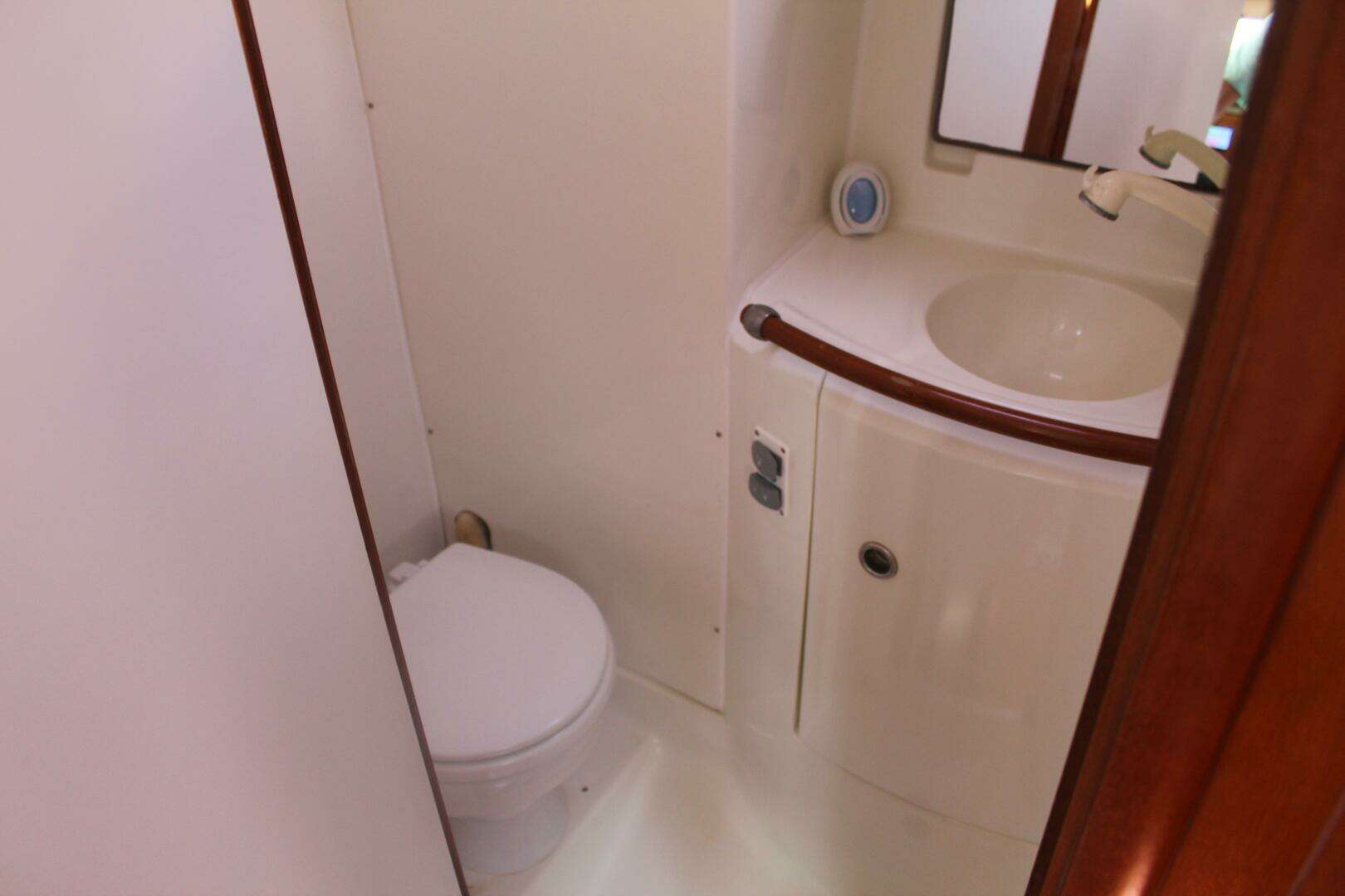 2001 Beneteau 411 - Image 31