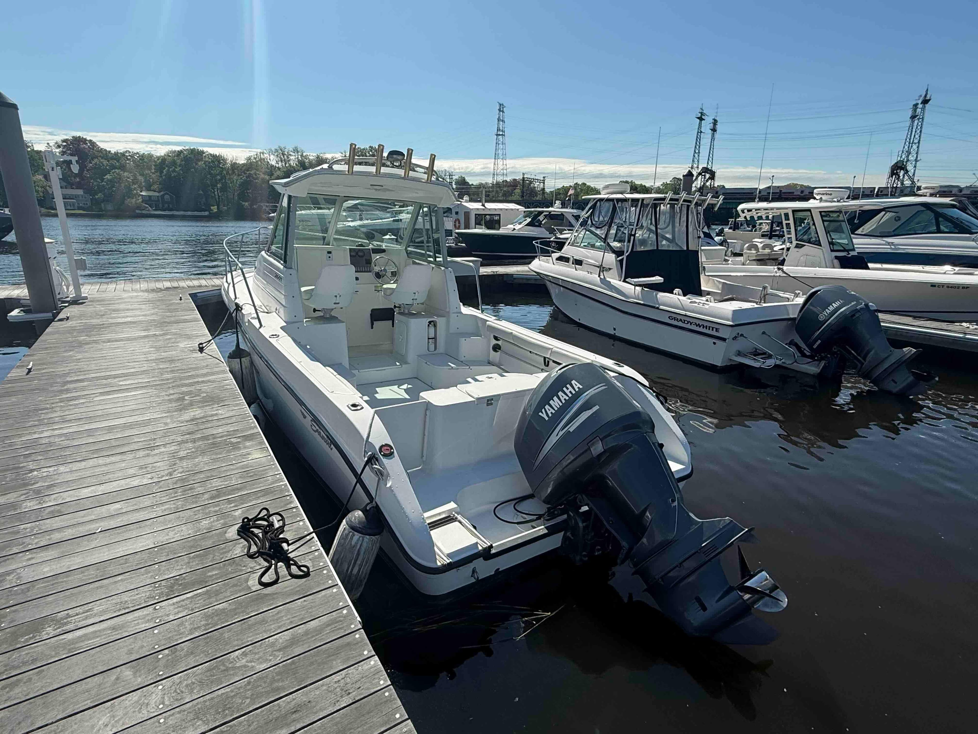 2005 Seaswirl Striper 2601 Walkaround O/B docked, featuring Yamaha outboard motor.
