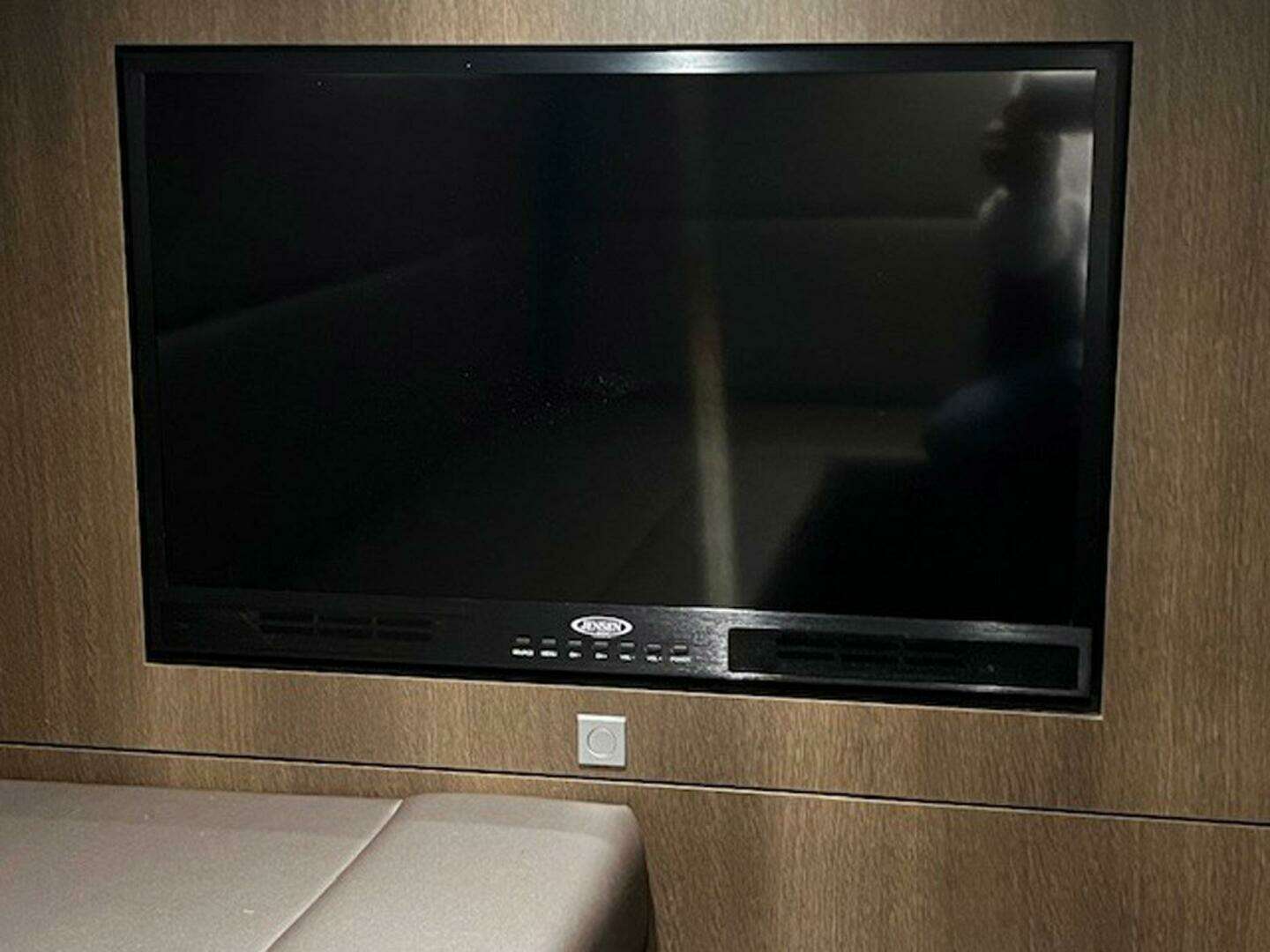 2018 Monterey 335 Sport Yacht - Image 9