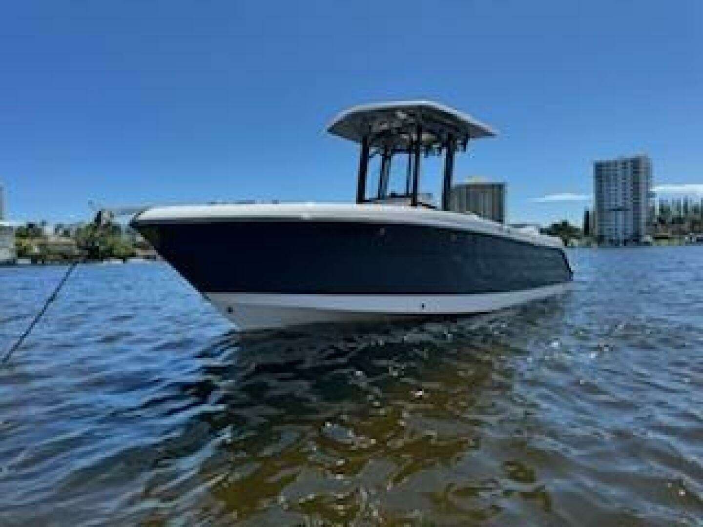 2022 Robalo R242 Center Console - Image 3