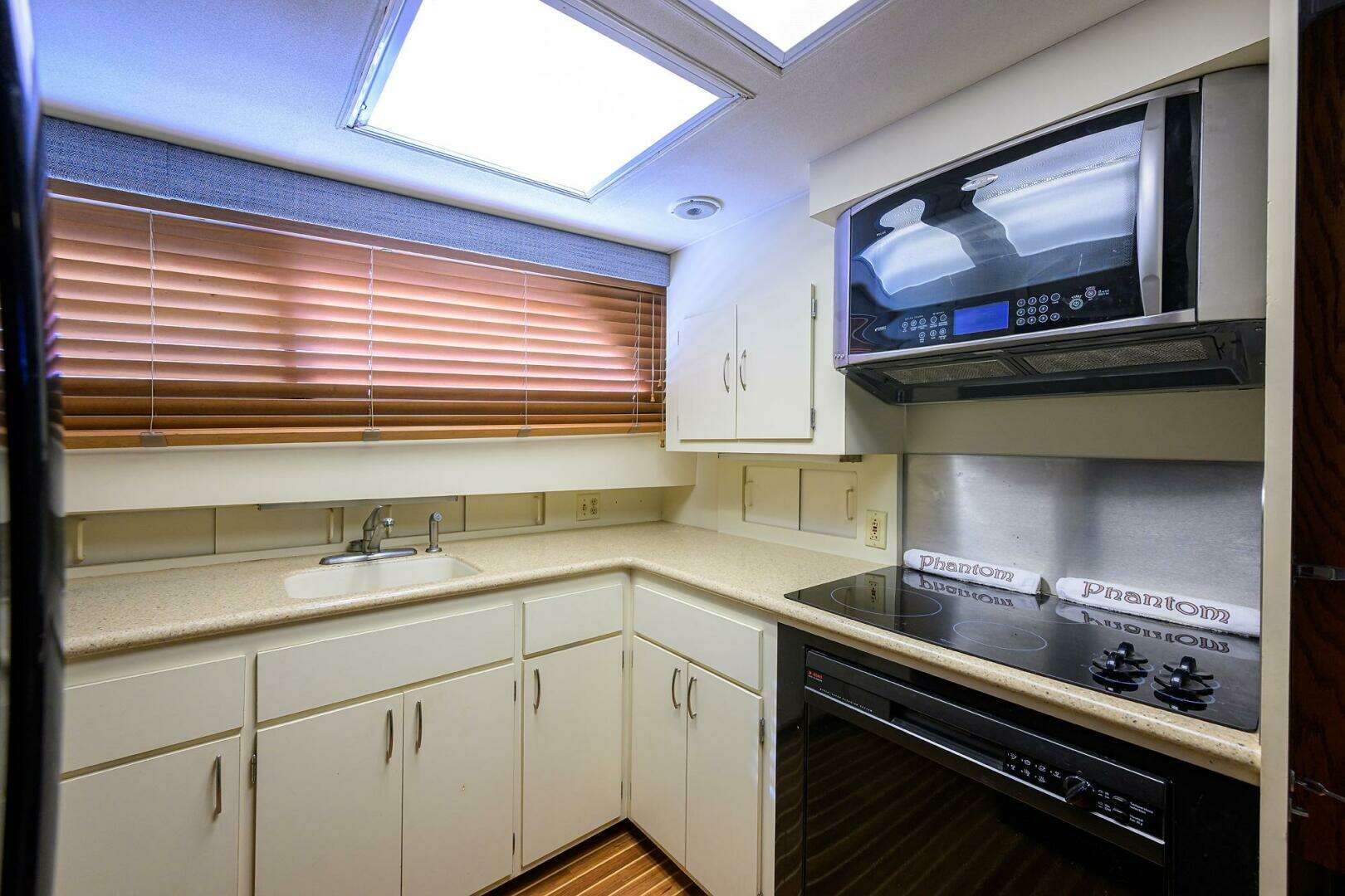 1987 Hatteras 63 Motor Yacht - Image 10