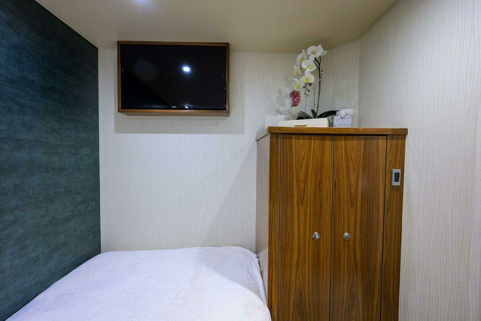 2020 Viking 92 Enclosed Bridge - Image 25
