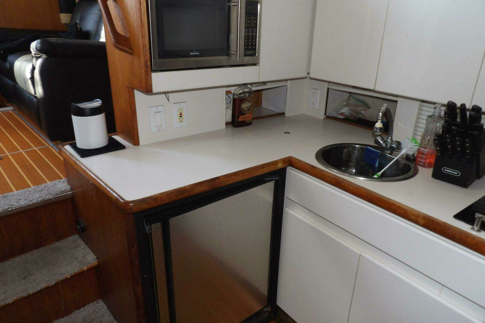 1992 Carver 28 Aft Cabin Motor Yacht - Image 21