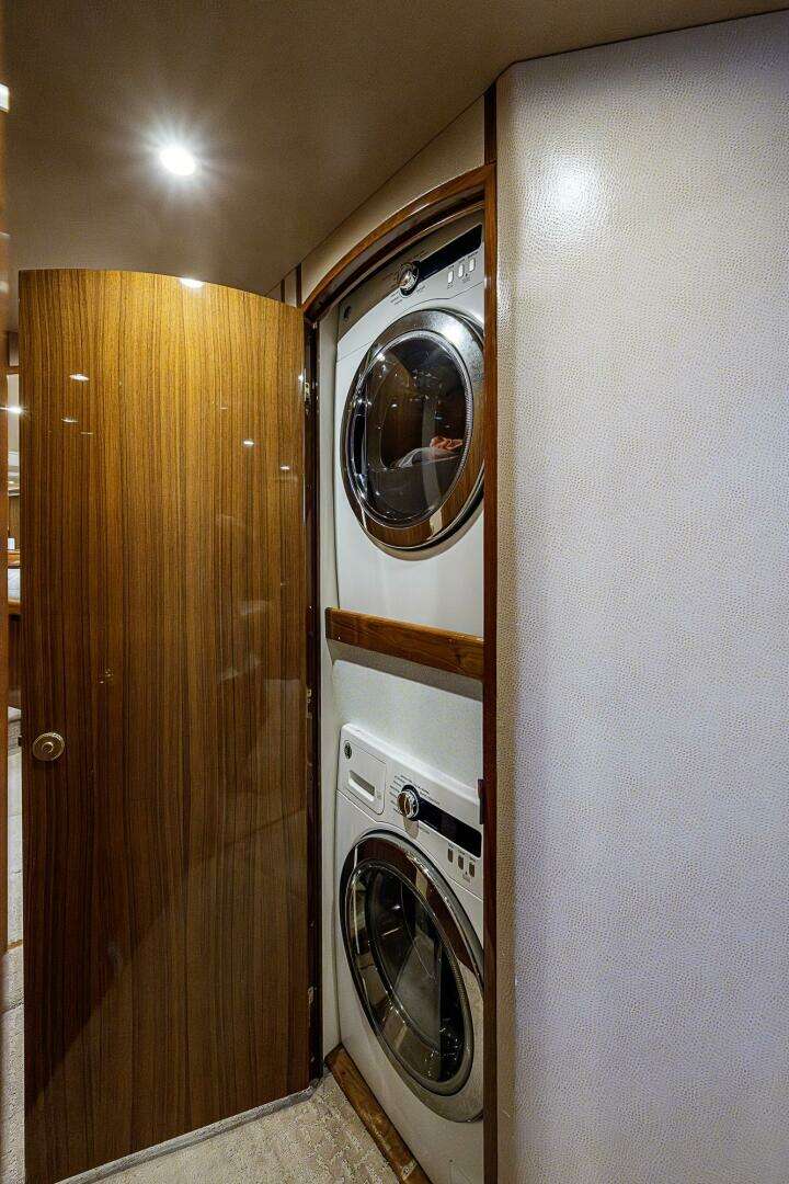 2007 Viking 64 Convertible - Image 34