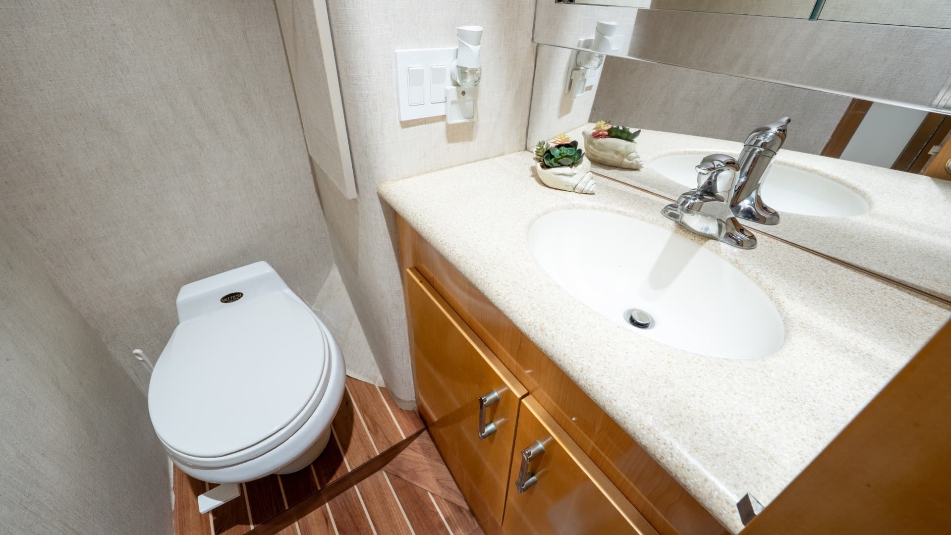 2000 Hatteras 50 Convertible - Image 68