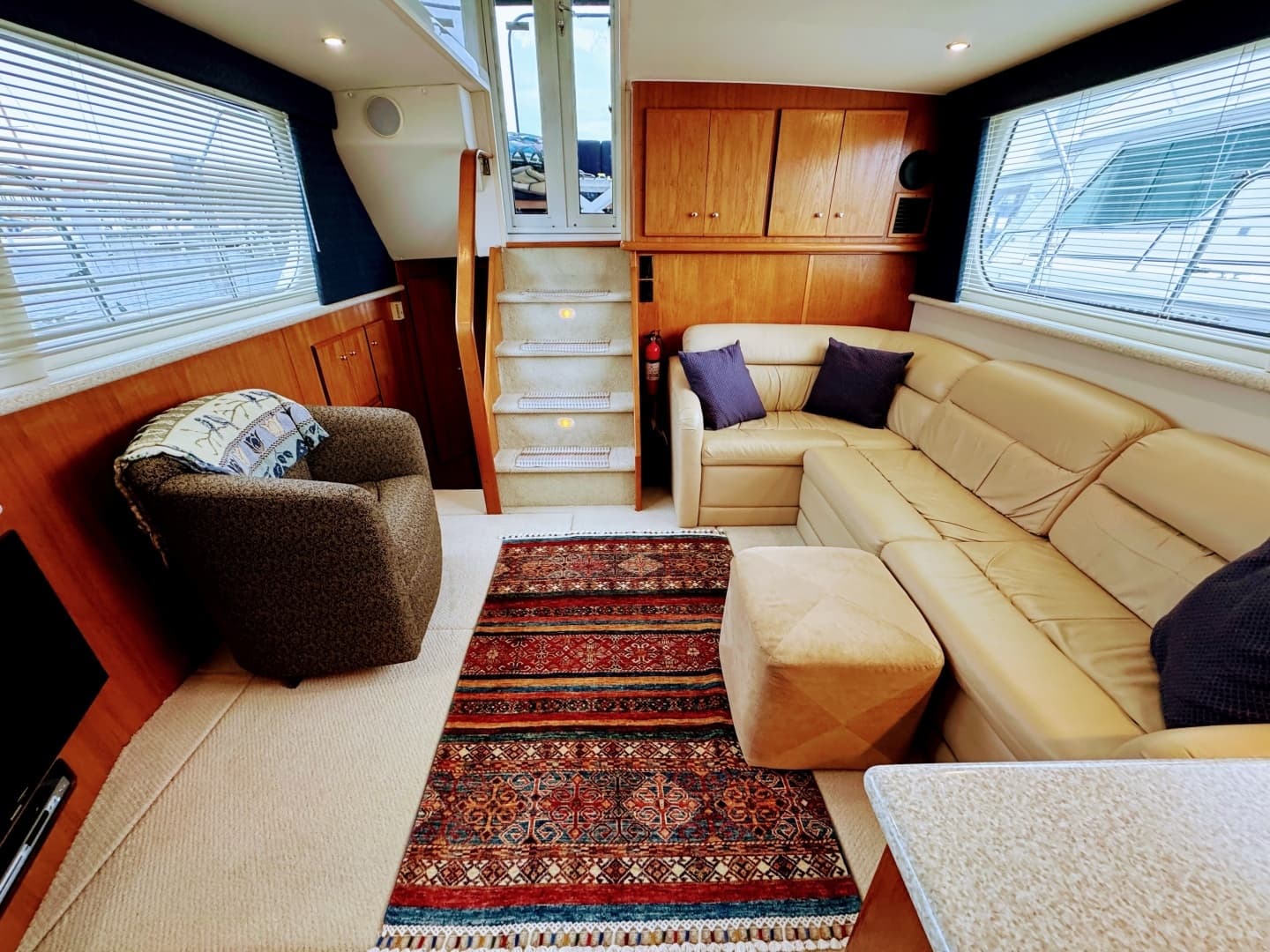 1999 Carver 406 Aft Cabin Motor Yacht - Image 35