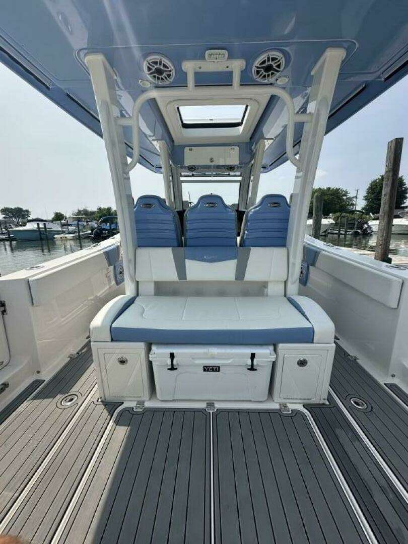 2023 Robalo R360 - Image 11