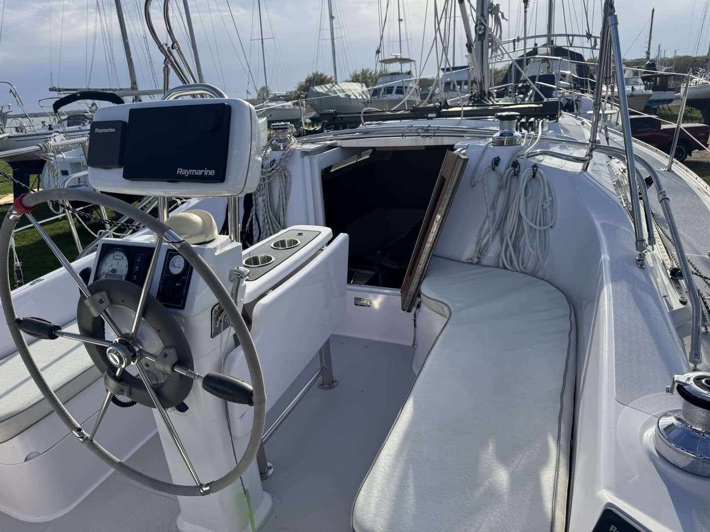 2019 Catalina 315 - Image 6