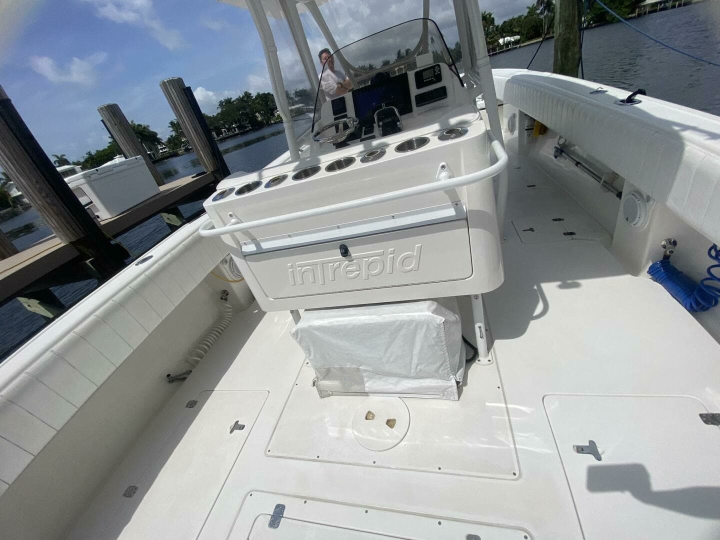 2006 Intrepid 370 - Image 16