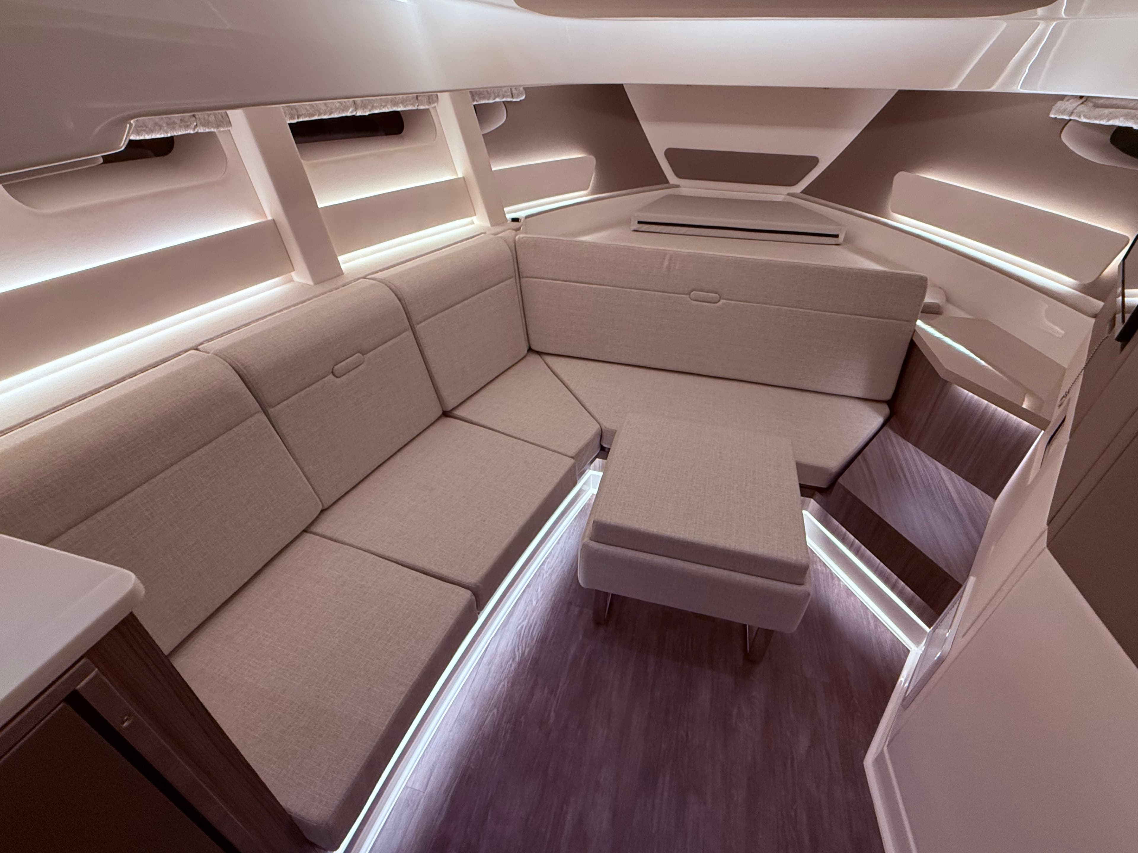 2026 Sea Ray Sundancer 370 - 26