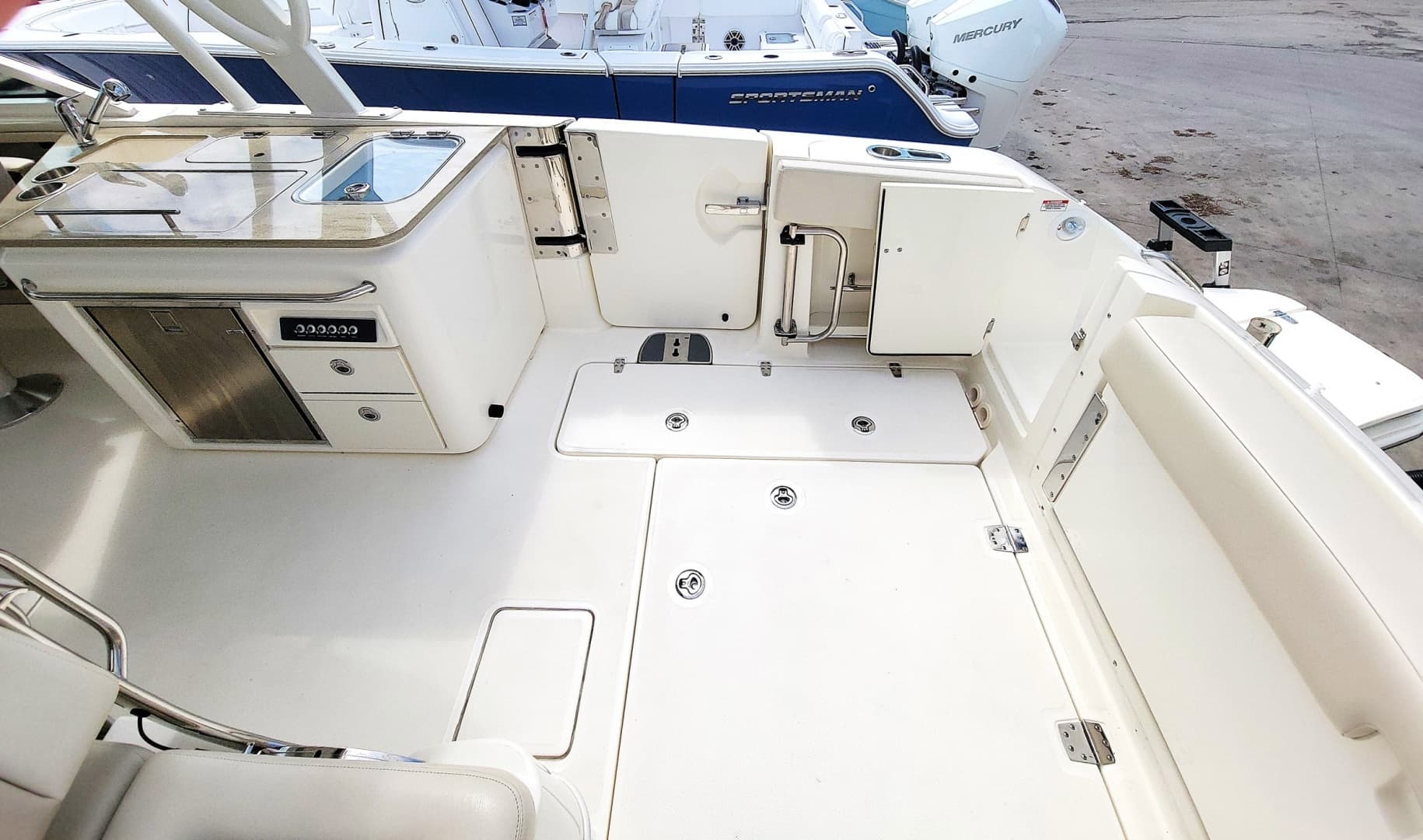 2022 Boston Whaler 320 Vantage - Image 28