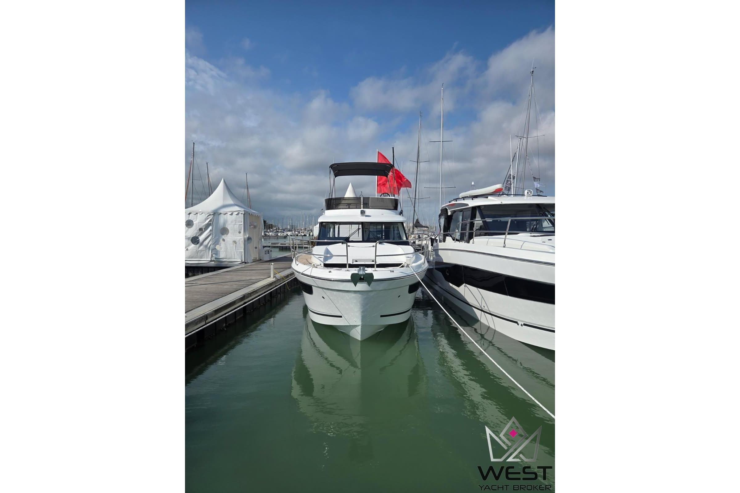 Jeanneau Merry Fisher 1095 Fly Serie 2, 2026 model, docked at marina.
