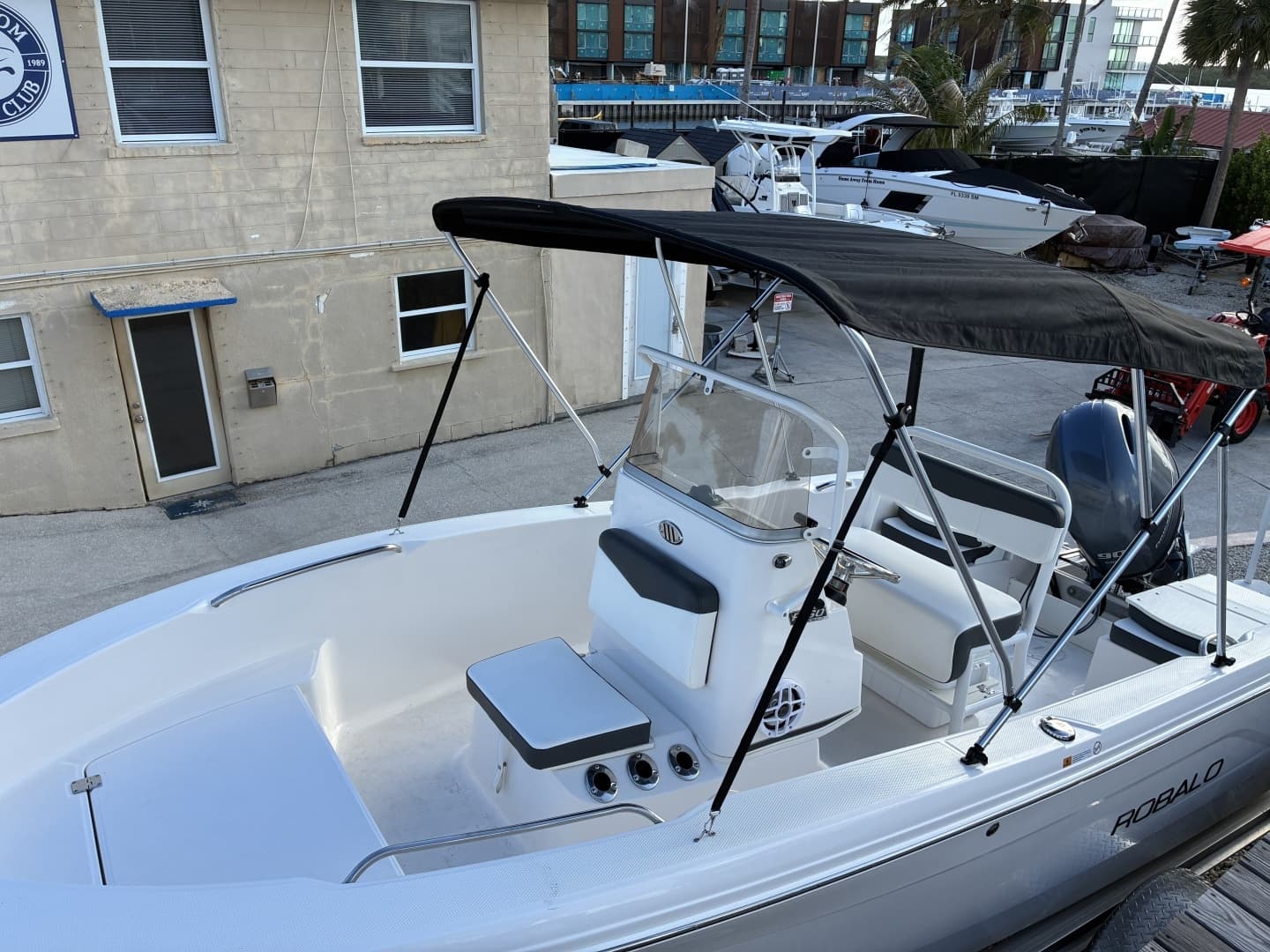 2025 Robalo R160 Center Console - Image 4