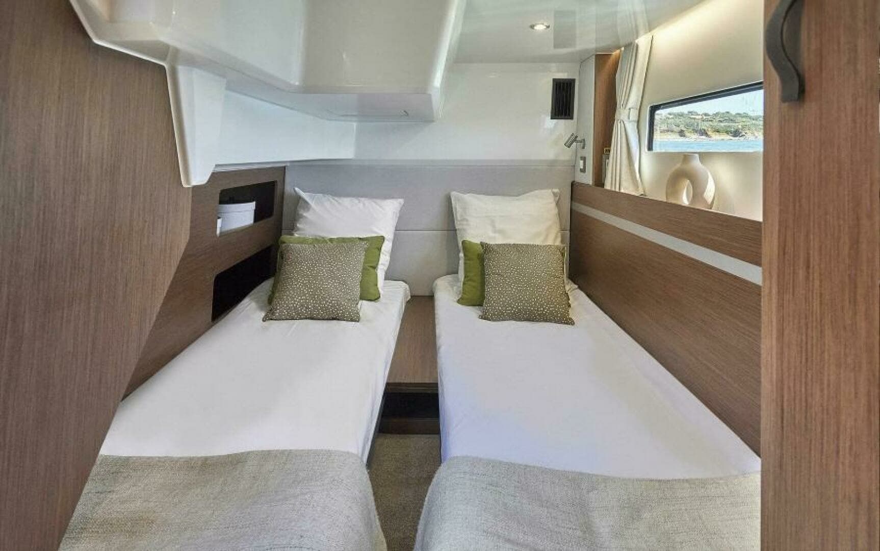 2026 Beneteau Antares 12 Coupe - Image 10