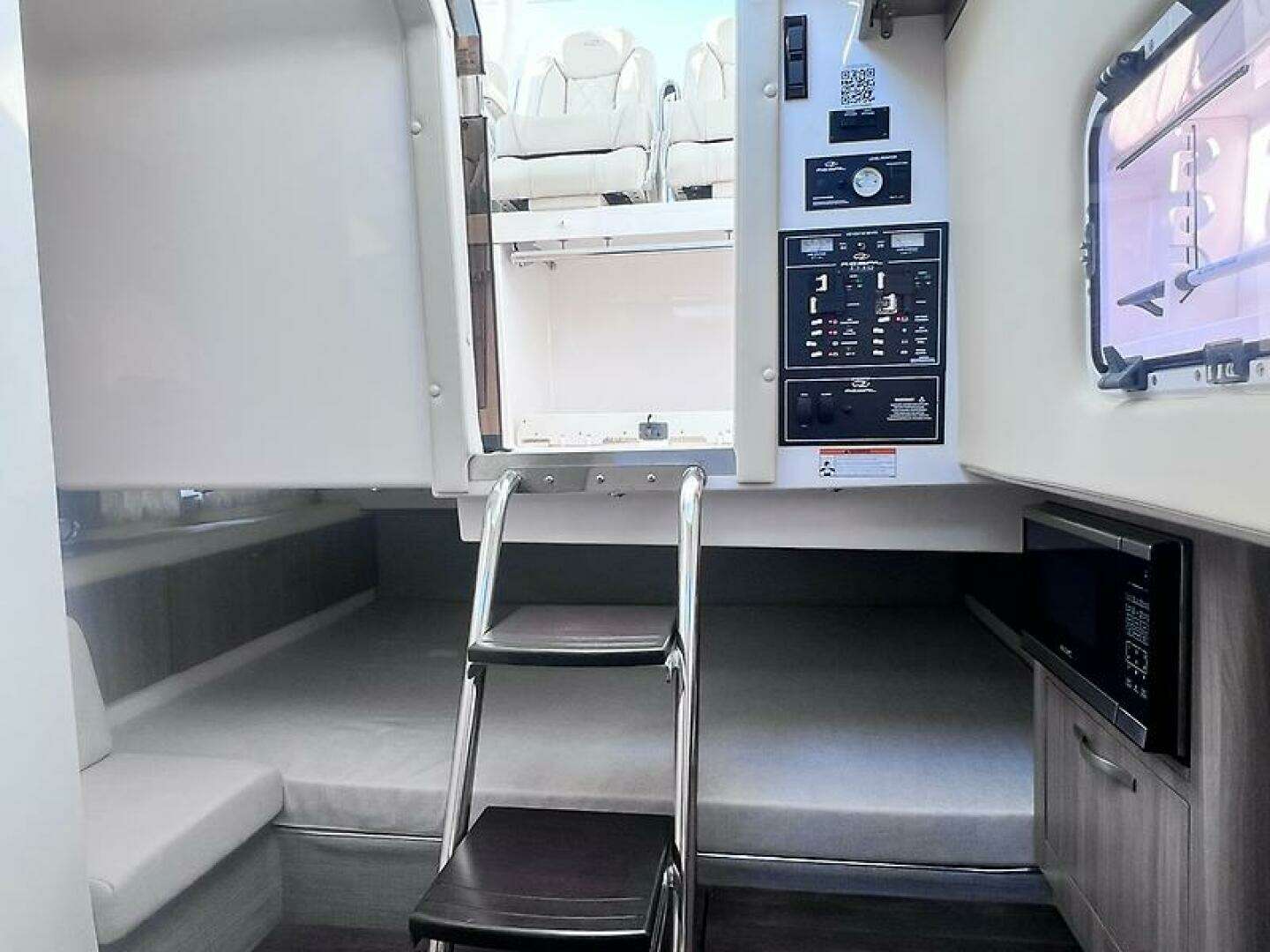 2019 Regal 33 SAV - Image 41