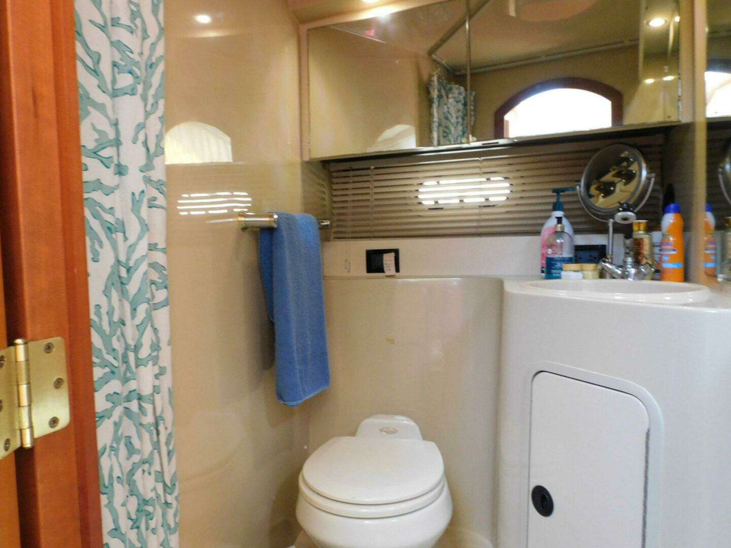 2003 Cruisers Yachts 3750 Motoryacht - Image 21