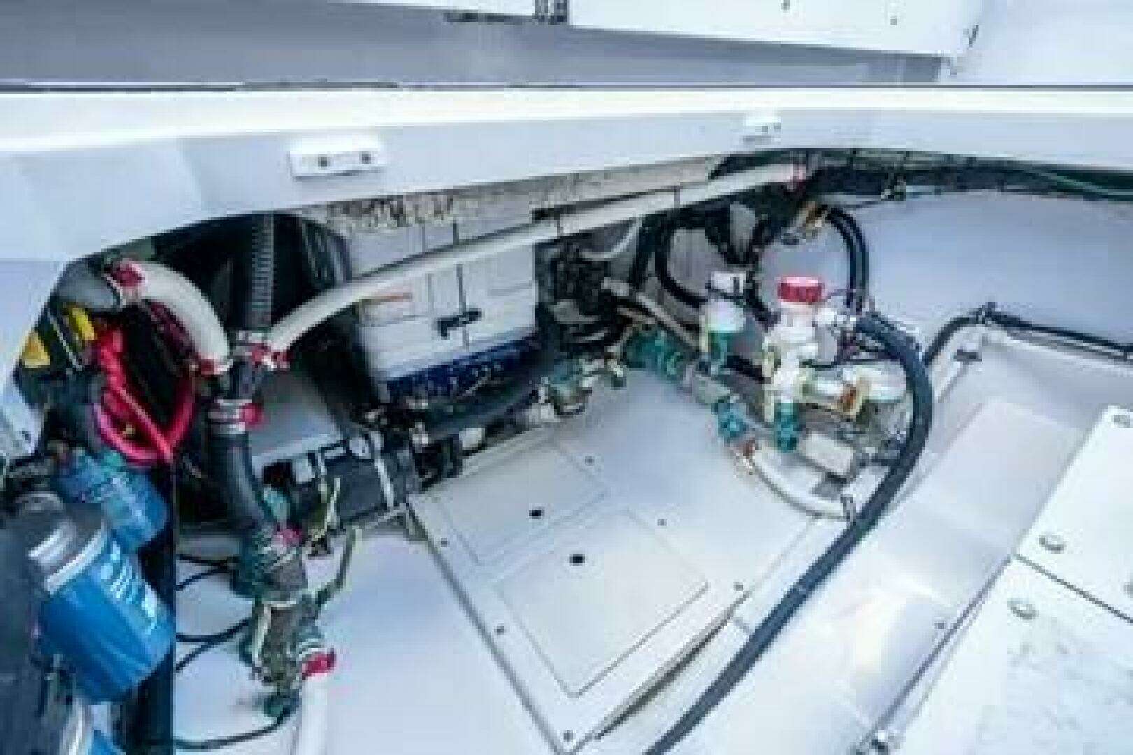 2020 Everglades 395 Center Console - Image 12