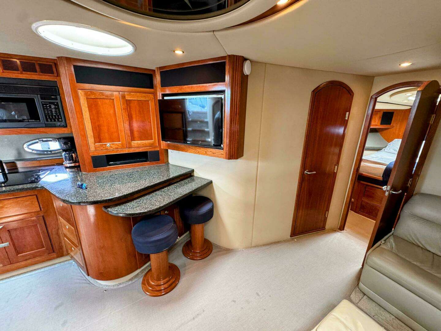 2005 Cruisers Yachts 540 Express - Image 41