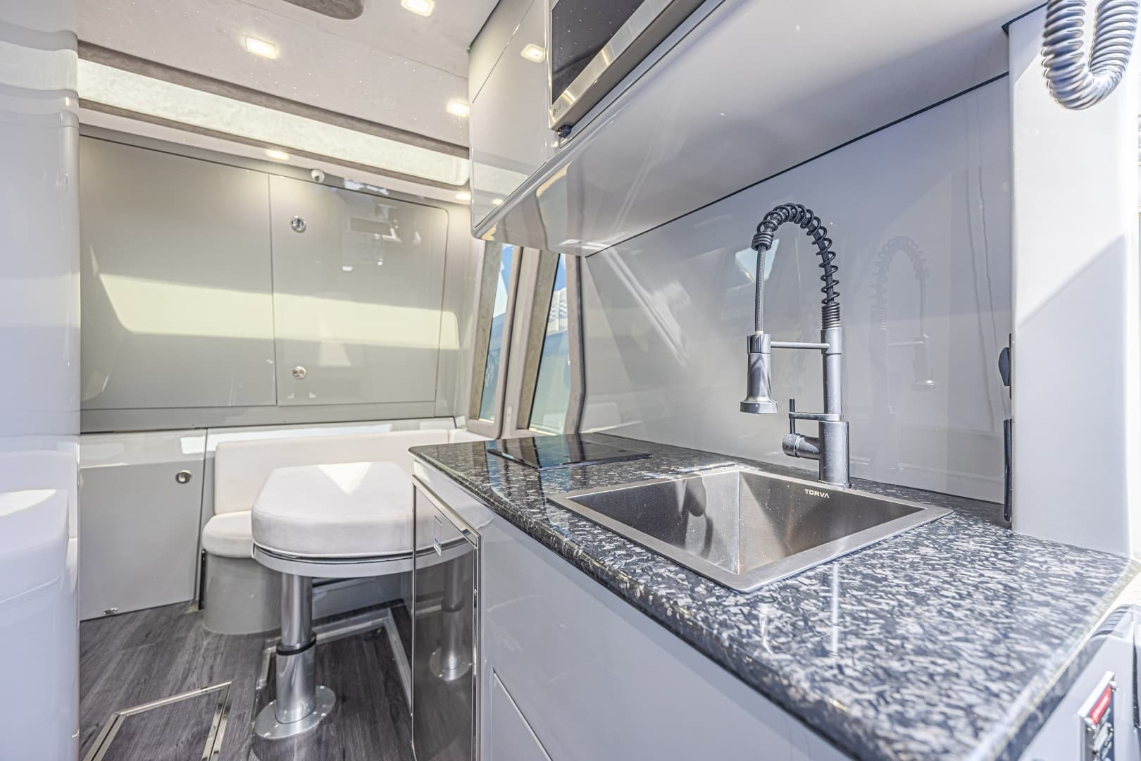 2025 Midnight Express 52 Vitesse - Image 30