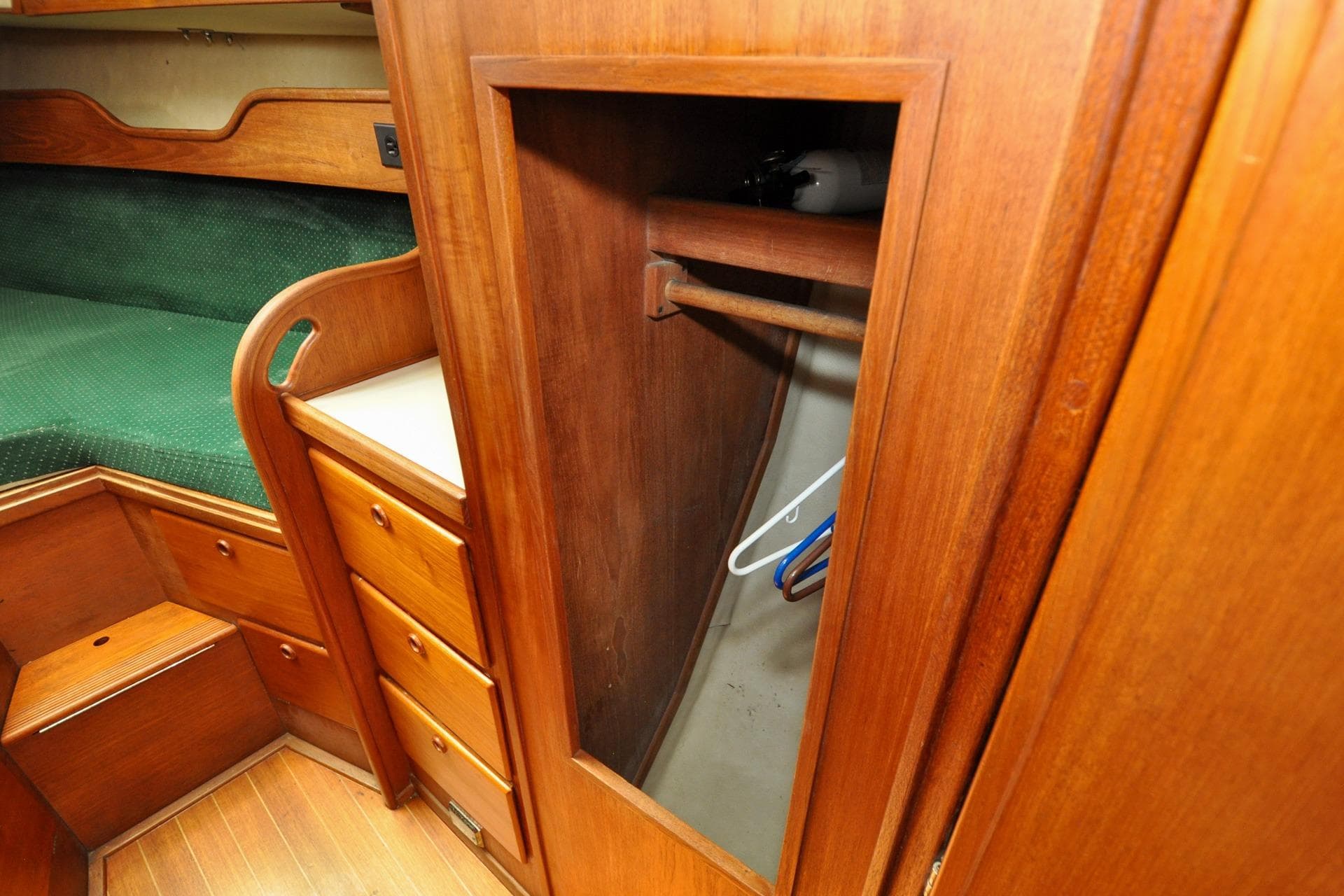 Sabre 38 MKI - Natalyn Forward Cabin