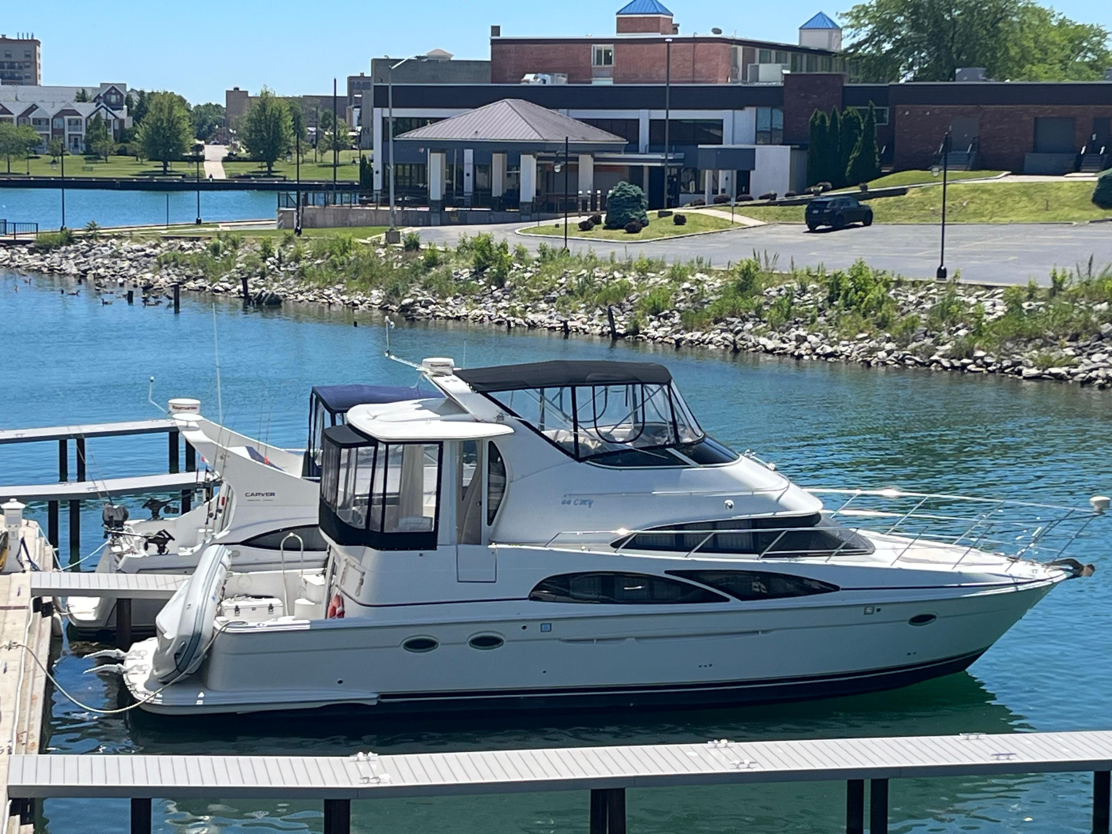 2005 Carver 44 Cockpit Motor Yacht