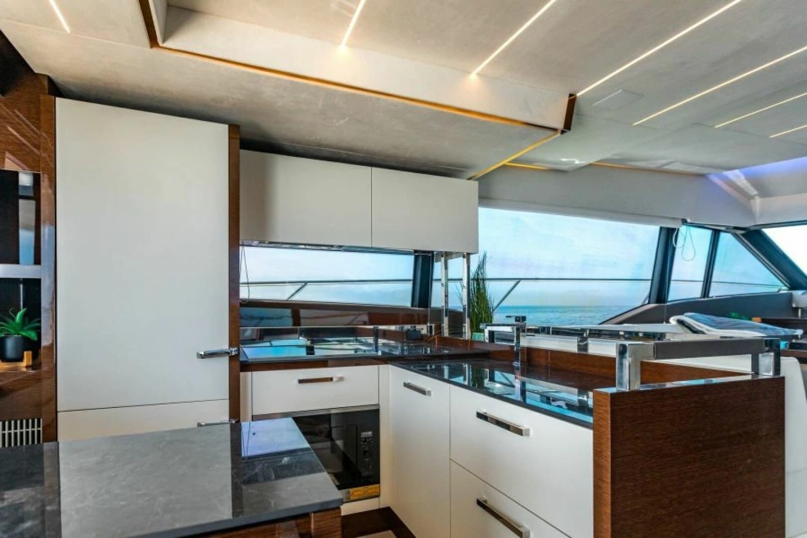 2020 Prestige 630 Flybridge - Image 2