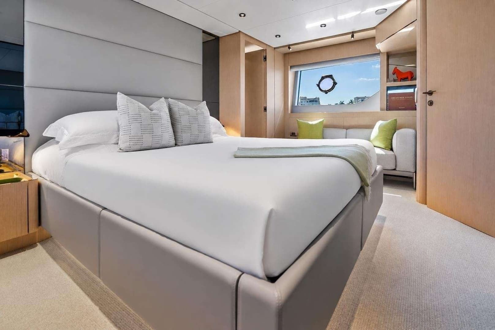 2022 Ferretti Yachts 780 - Image 43