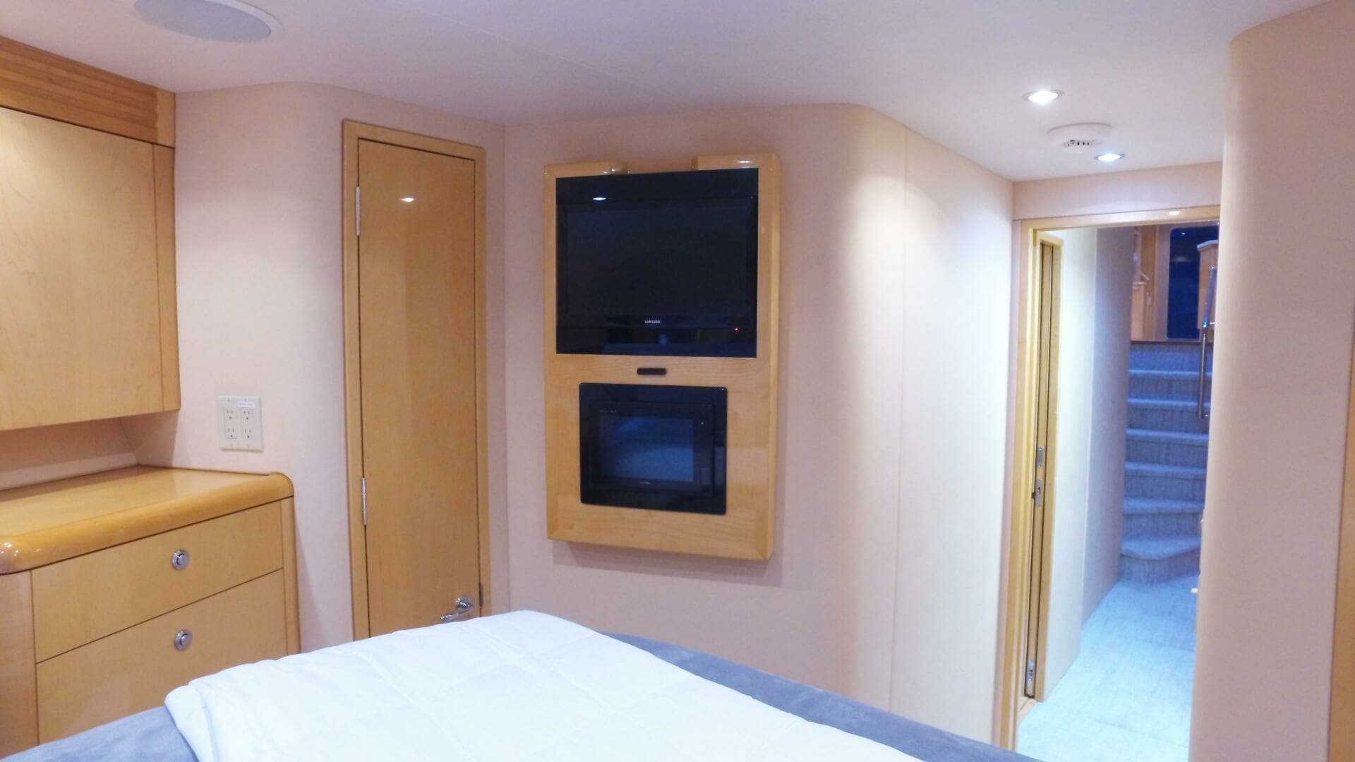 2006 Hatteras 68 Convertible - Image 18