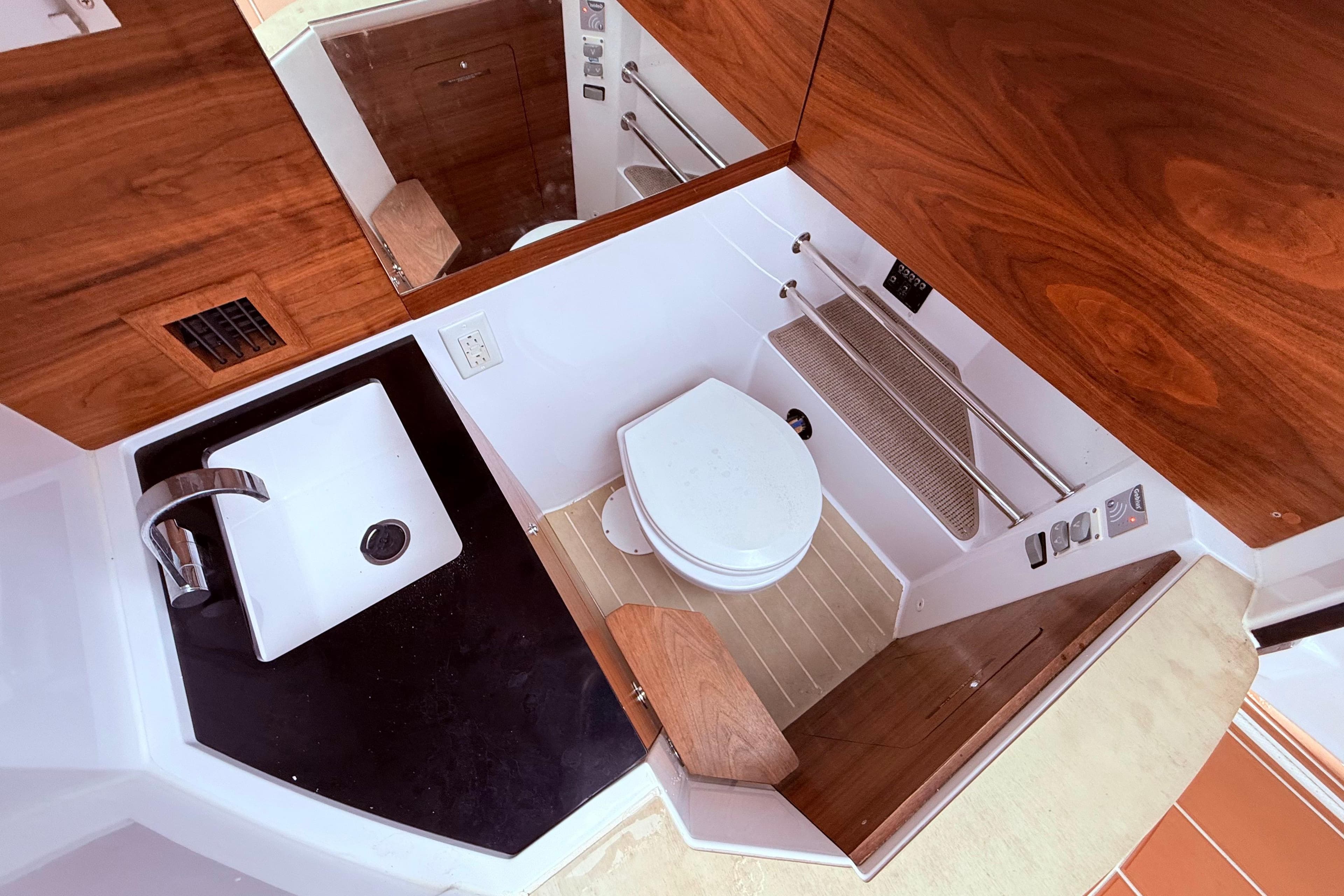 2019 Axopar 28 Cabin - 25