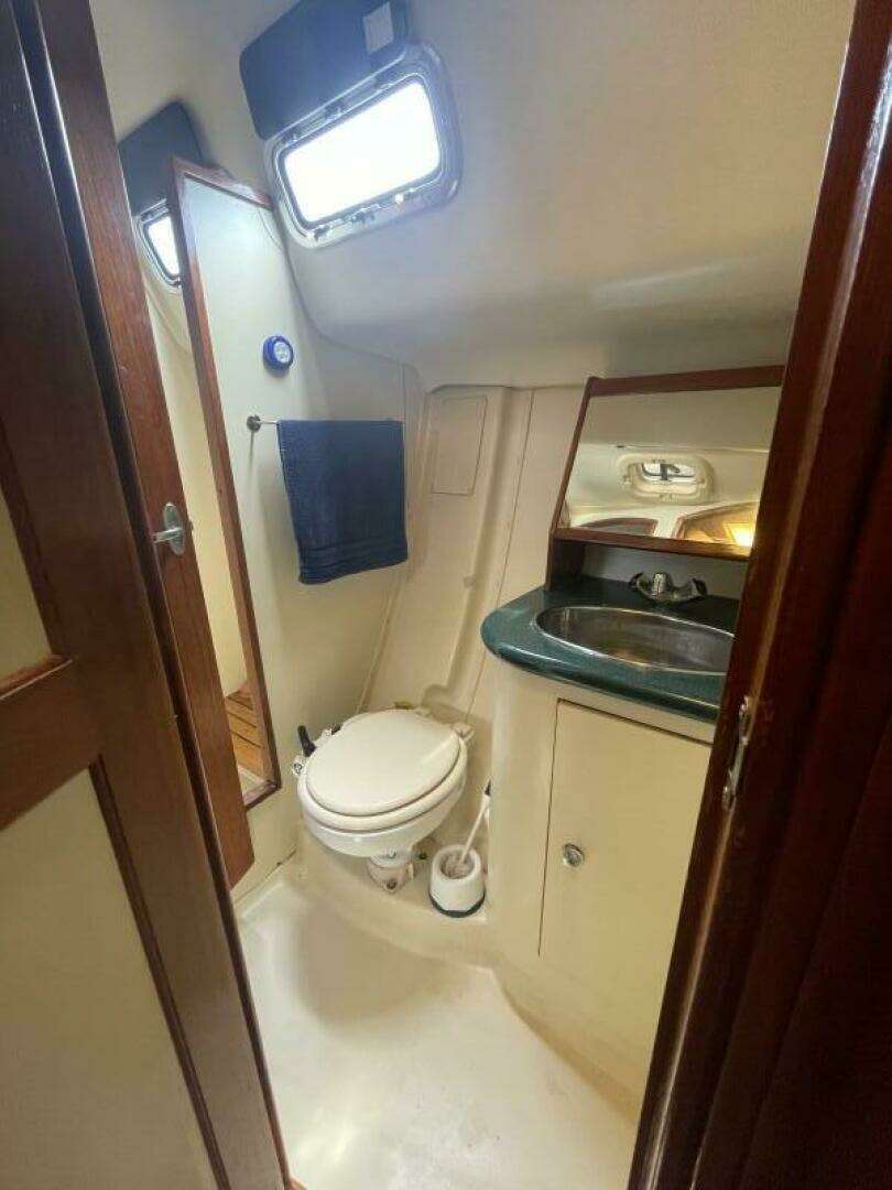 2004 Hunter 44 Aft Cockpit - Image 22