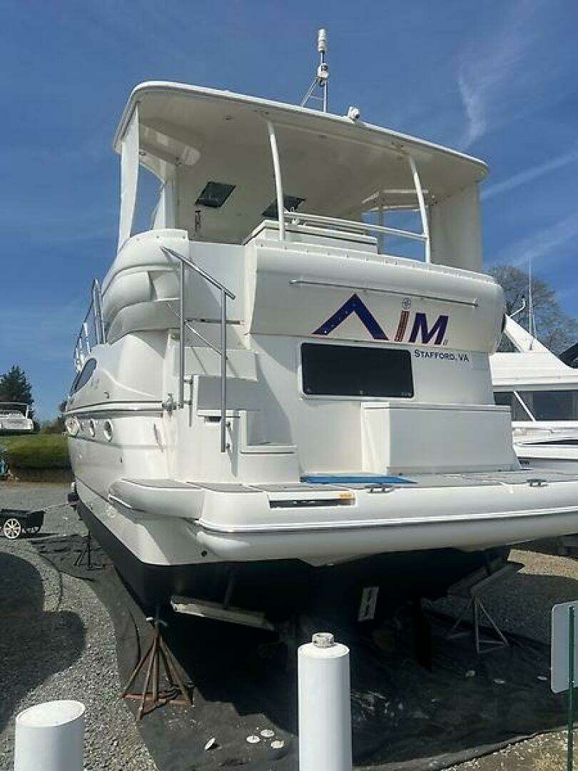 2004 Cruisers Yachts 405 Express Motoryacht - Image 4