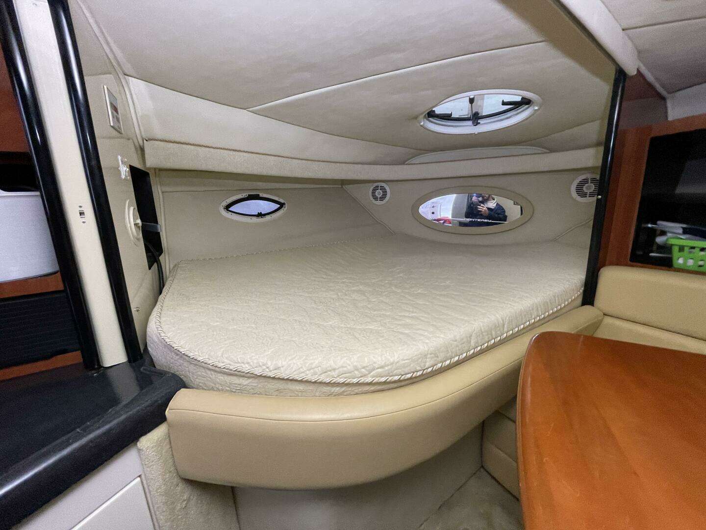 2005 Monterey 322 Cruiser - Image 31