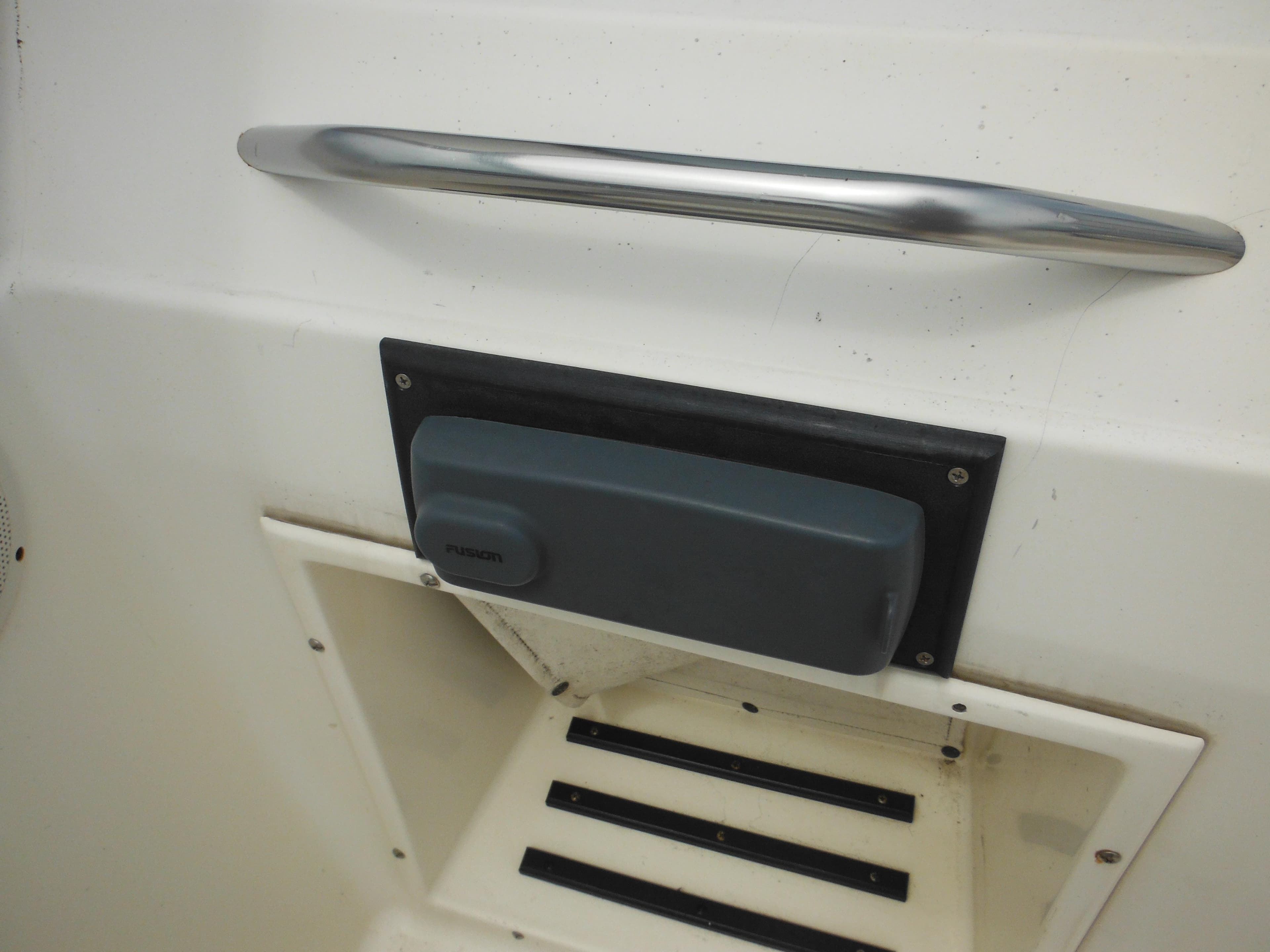 Hydra-Sports 2000 DC 1996 boat interior with handle and speaker.