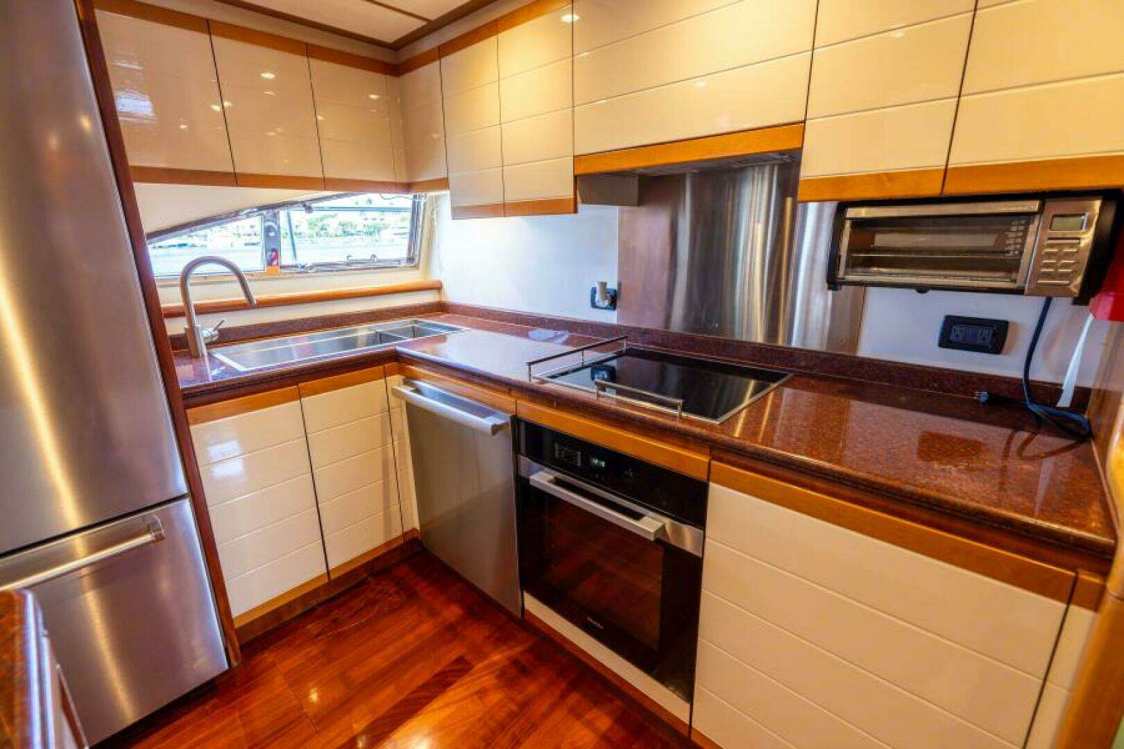 2001 Ferretti Yachts 94 Raised Pilothouse - Image 8