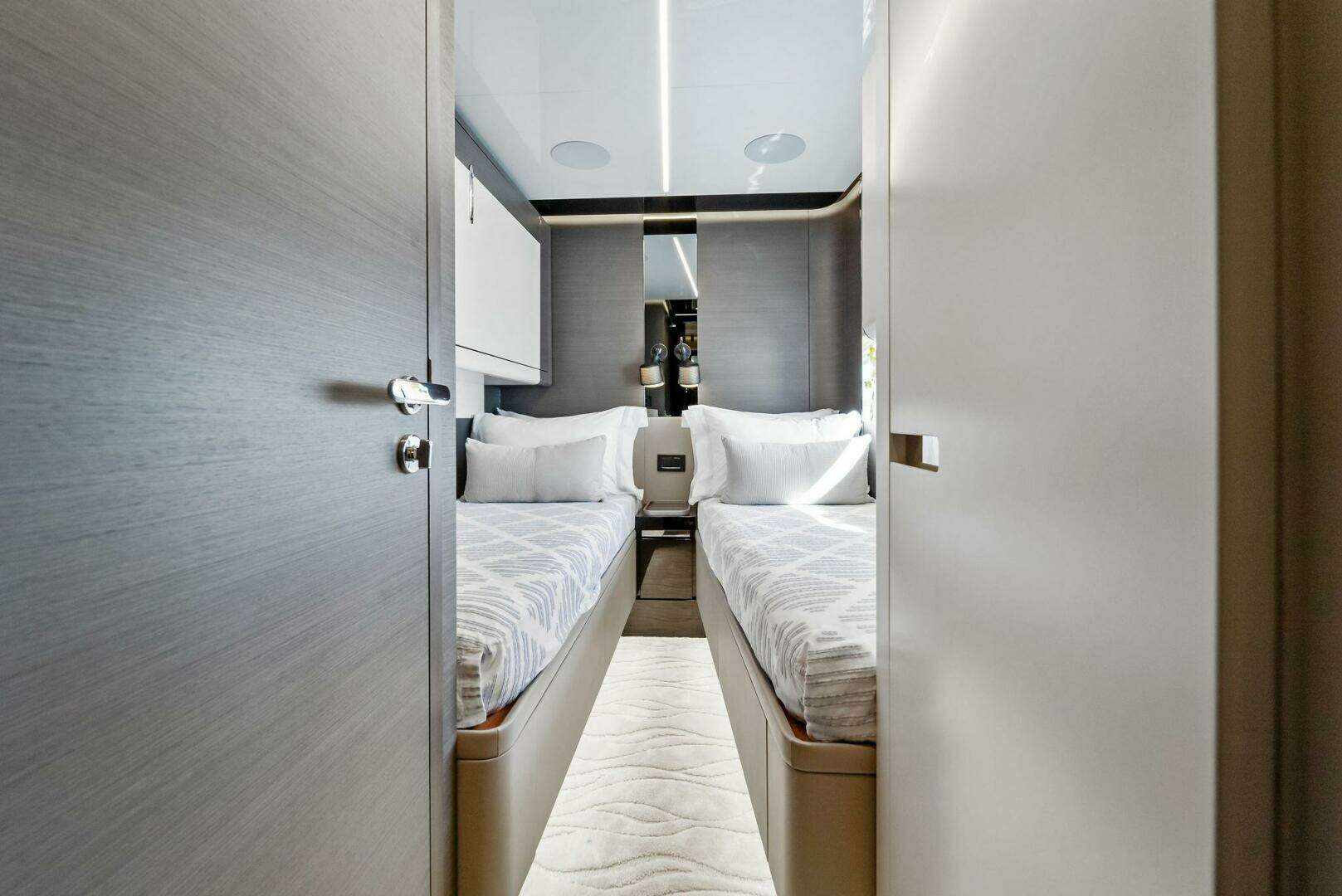 2022 Azimut S8 - Image 37