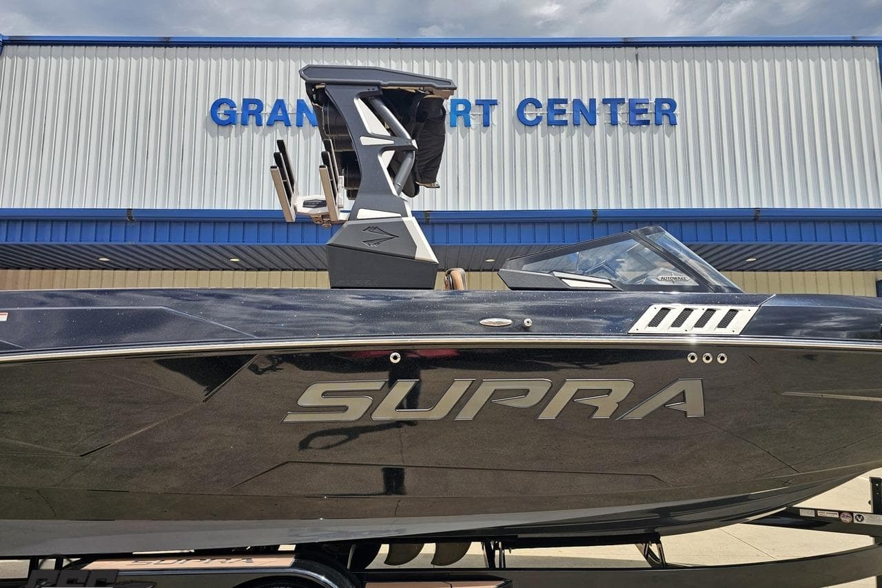 2022 Supra SE 550 boat displayed at Grand Sport Center.
