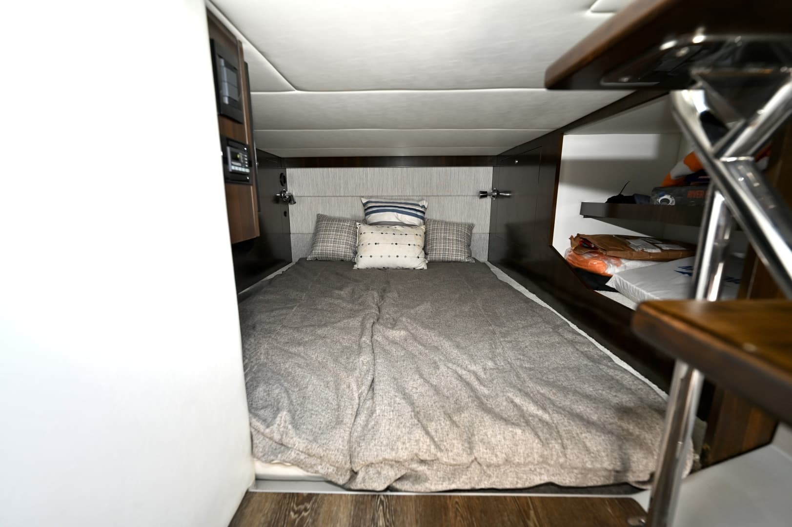2022 Cruisers Yachts 38 GLS OB - Image 32