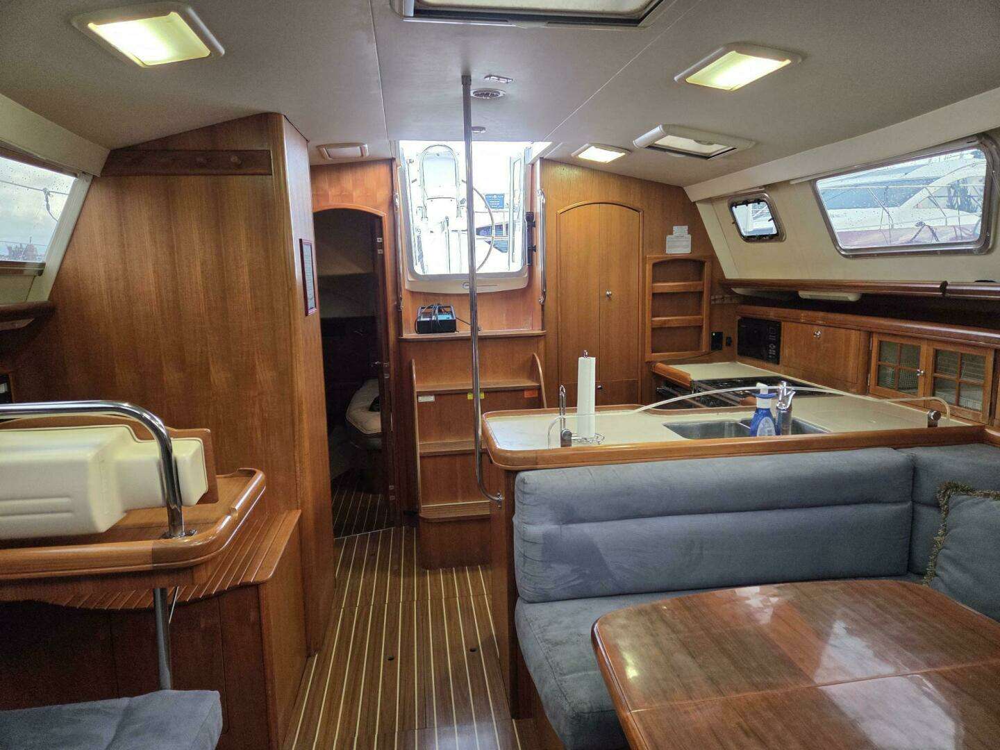 2007 Hunter 44 Deck Saloon - Image 3
