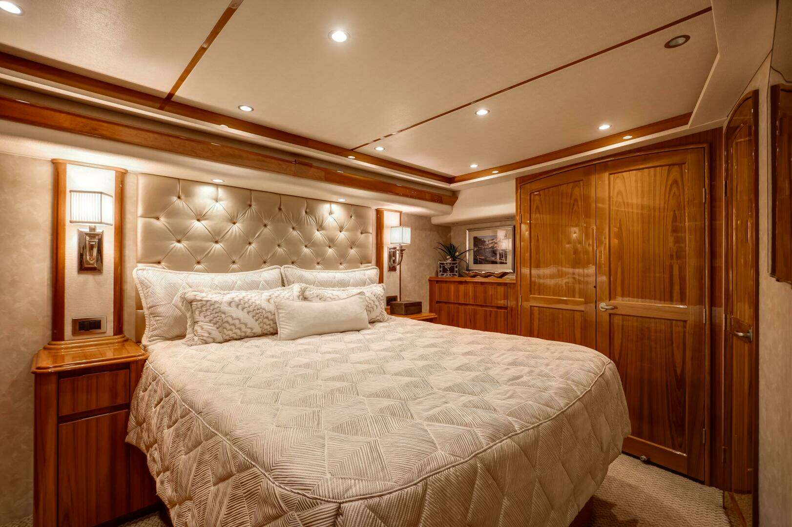 2015 Viking 70 Convertible - Image 6