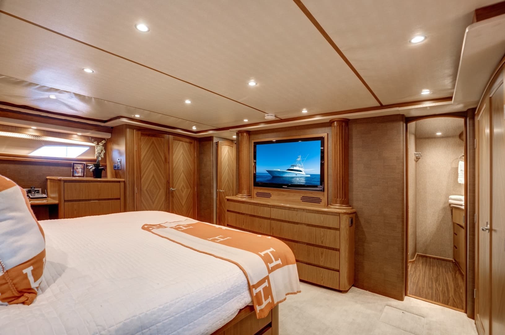 2010 Viking 82 Convertible - Image 15