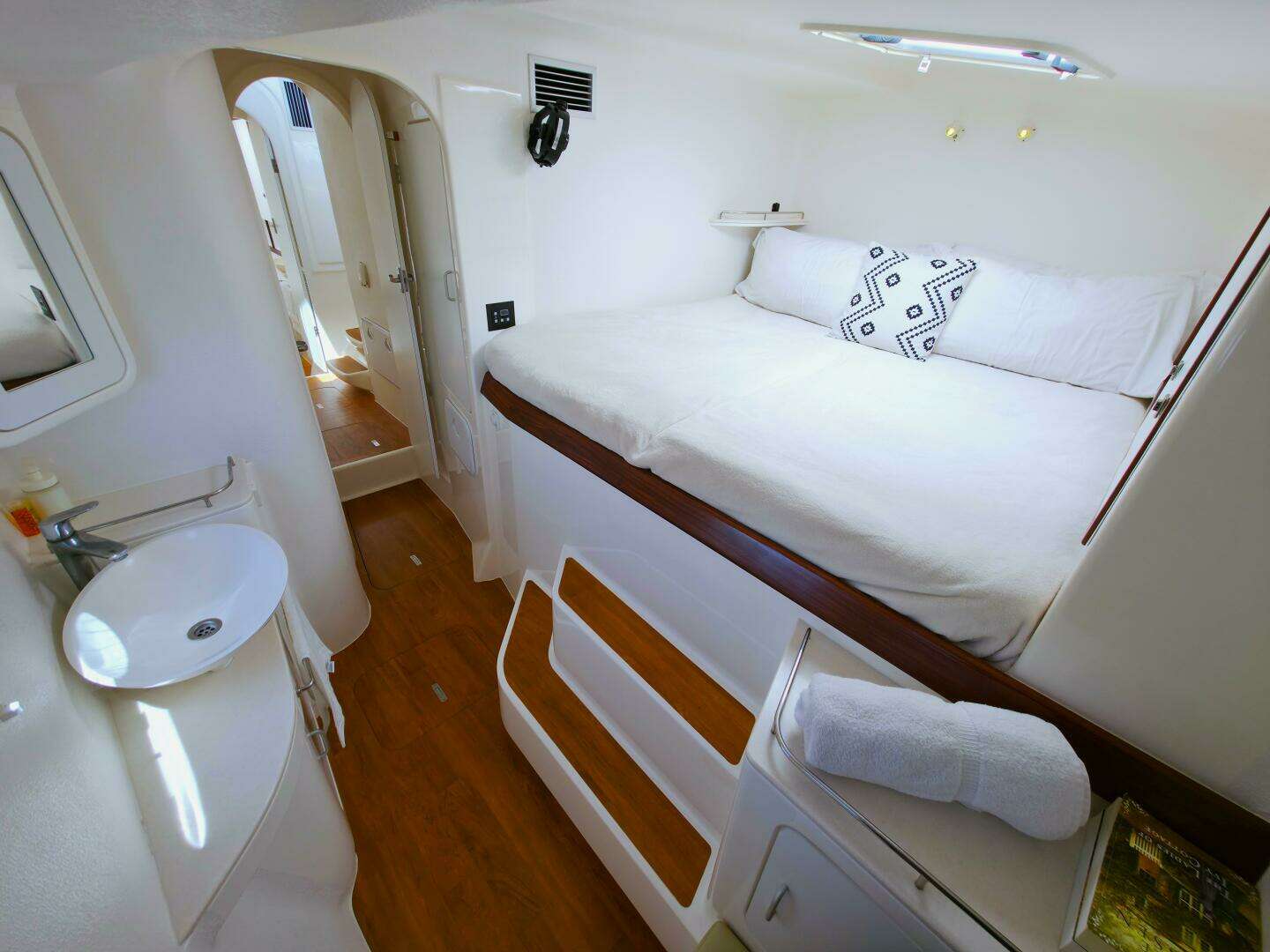 2017 Voyage 480 - Image 30