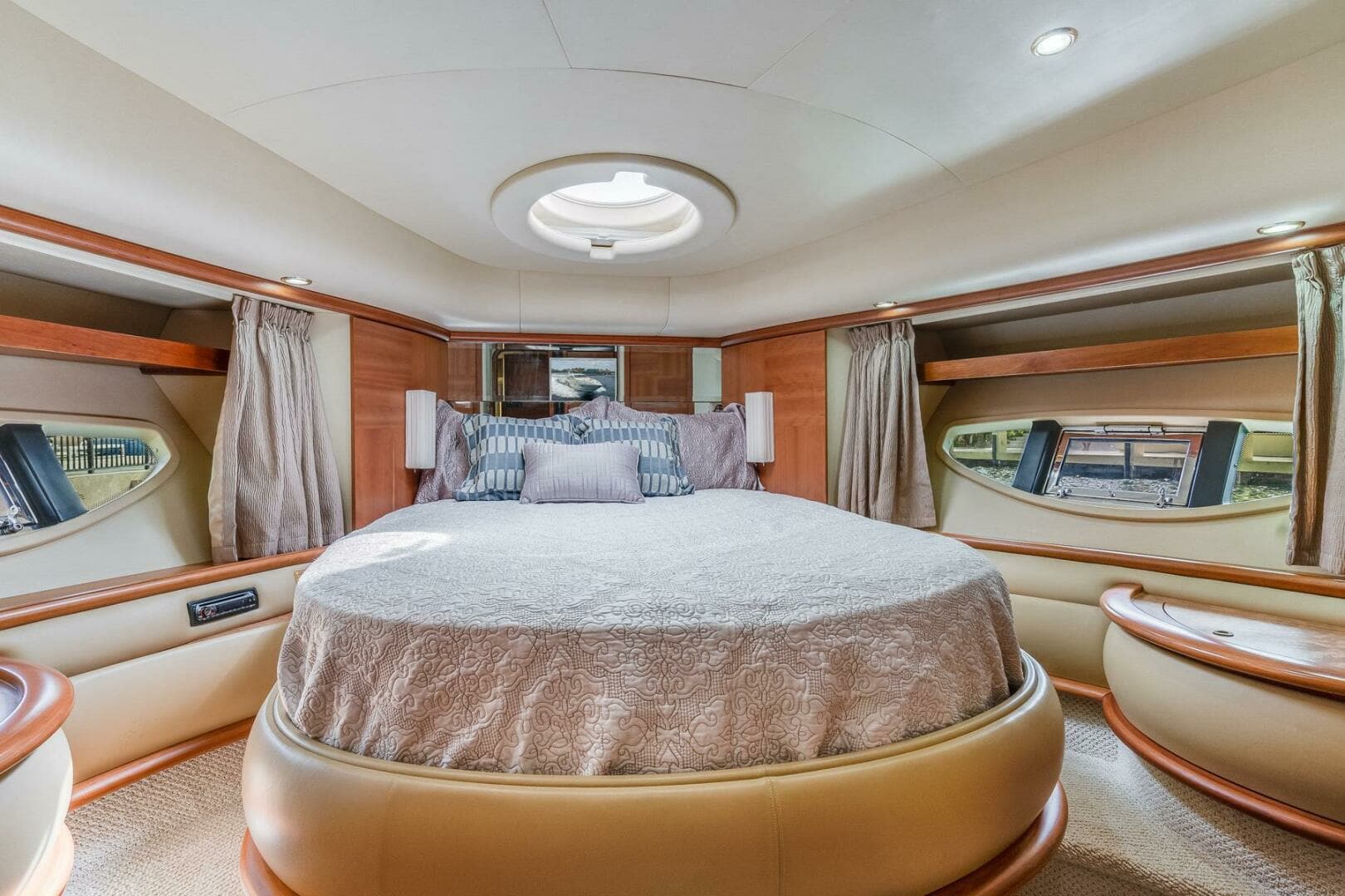 2009 Azimut 62E - Image 36