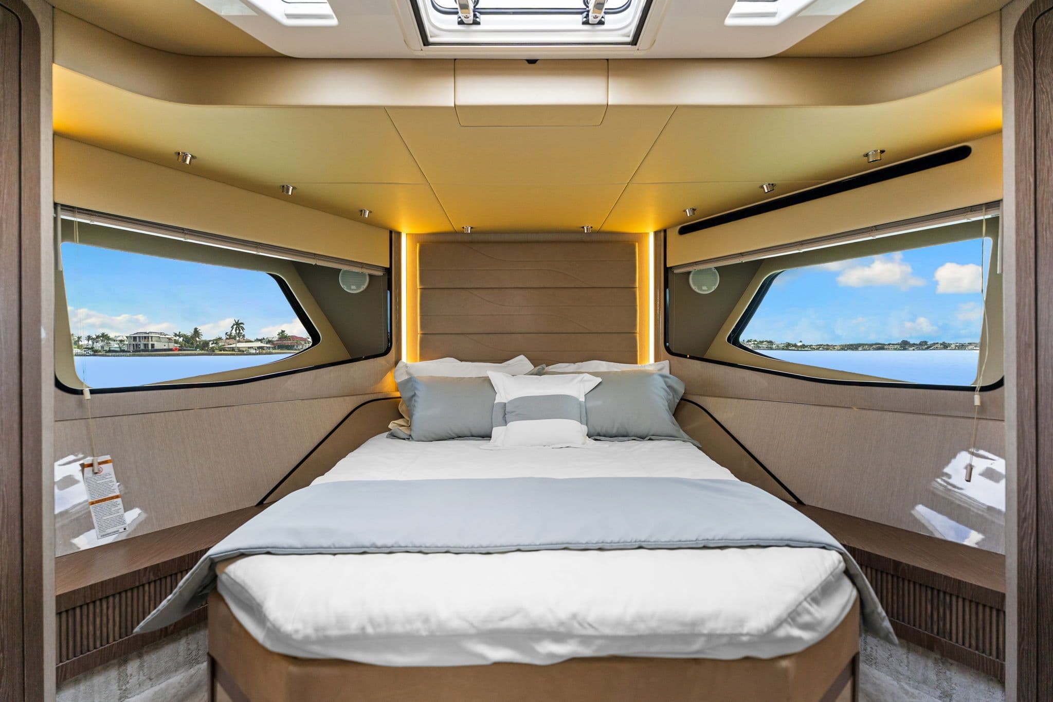 2026 Cruisers Yachts 57 Fly - 21
