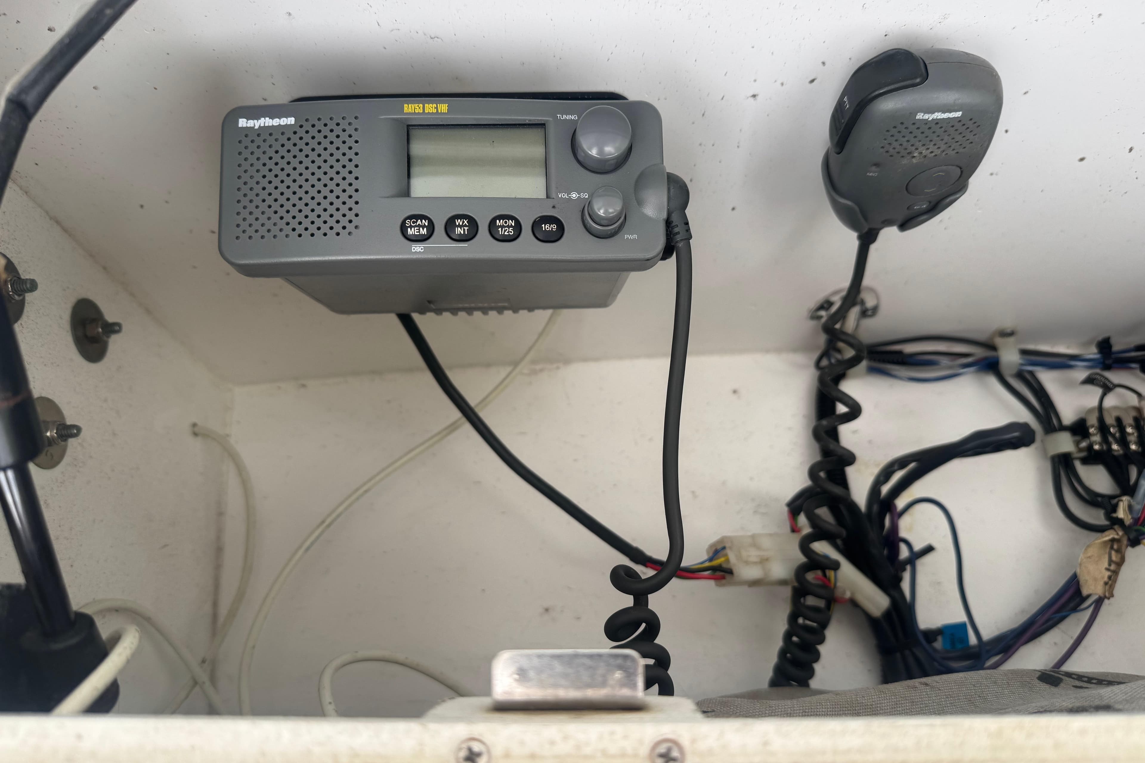 Raytheon marine radio and microphone in a 2002 Pro-Line 20 Sport boat.