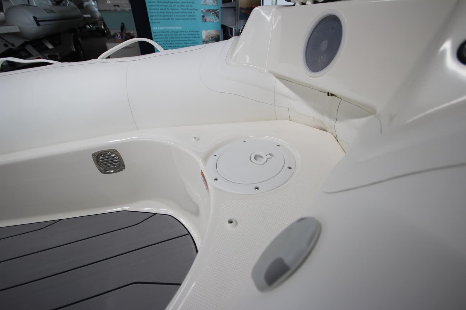 2026 Zodiac Yachtline 400 DL NEO - Image 16
