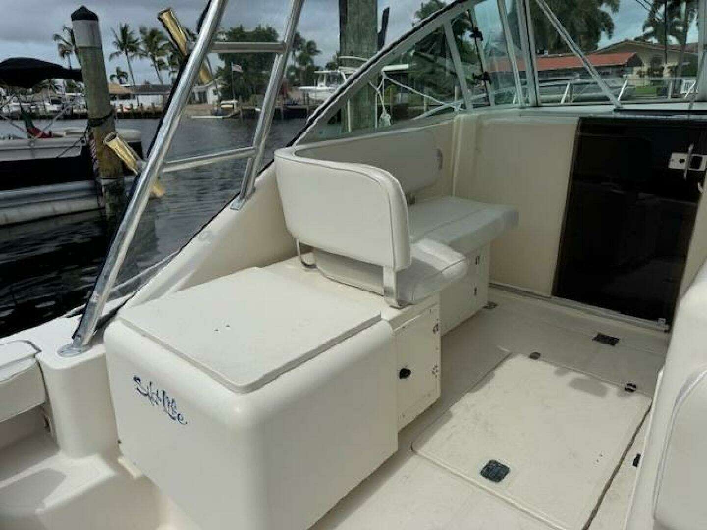 2002 Pursuit 3000 Express - Image 14