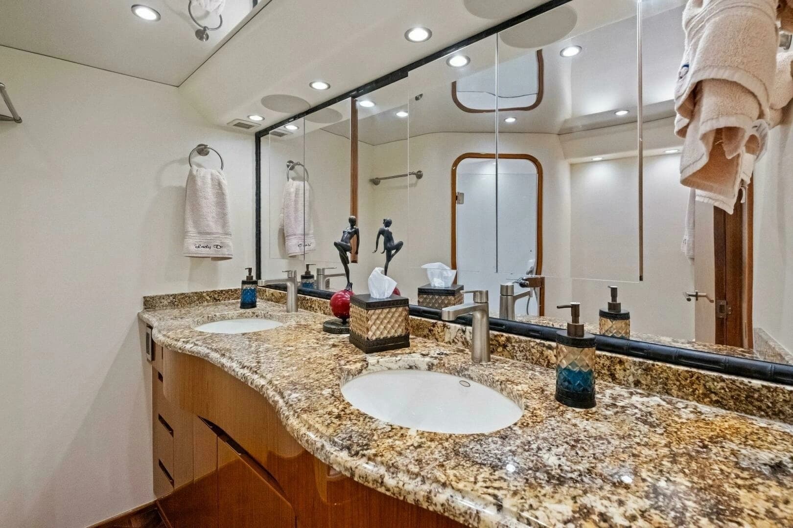 2012 Viking 82 Convertible - Image 28