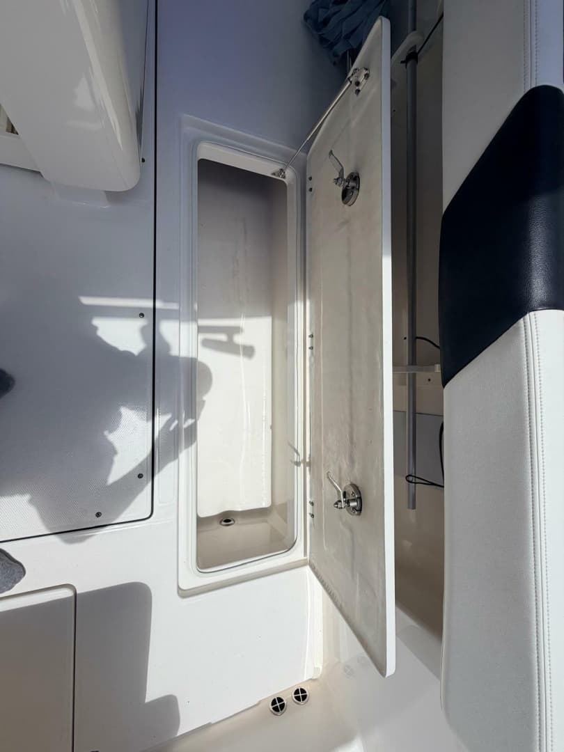 2022 Robalo R302 Center Console - Image 24