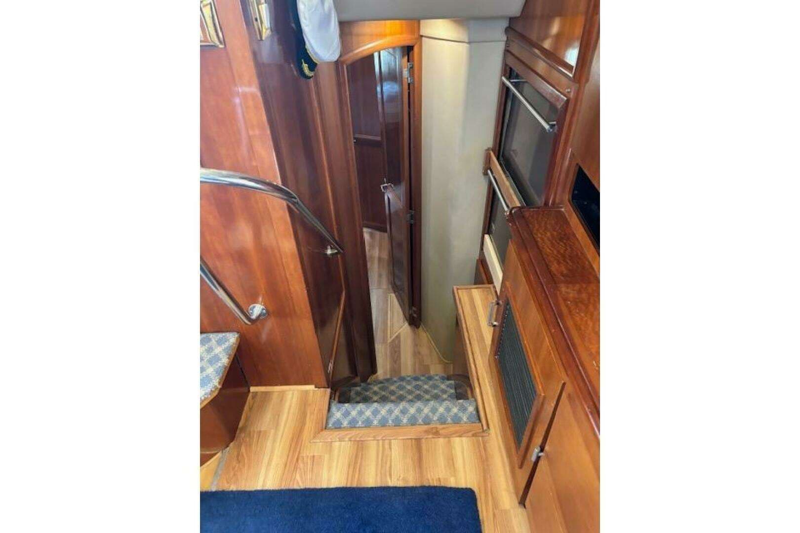 2004 Carver 466 Motor Yacht - Image 40